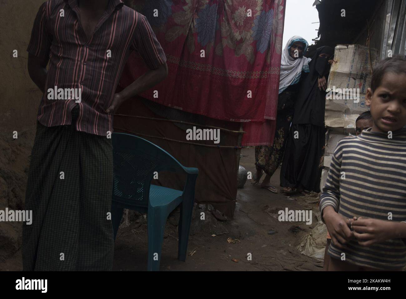 I quartieri dingy della comunità di Rohingya al campo di Kutupalong sono privi di strutture sanitarie di base e di servizi igienici. Kutupalong, Bangladesh, 21.02.17. I rifugiati musulmani di Rohingya del Bangladesh sono originariamente abitanti della provincia Arakan di Myanmar. Tuttavia, quando la cittadinanza del Myanmar fu negata negli anni '1990s, e la tortura da parte delle forze estremiste militari e buddiste aumentò, la comunità fu costretta a rifugiarsi nei campi di fortuna del Bangladesh. Più di un milione di Rohingyas vive oggi senza i servizi di base nei campi governativi come Kutupalong. Il futuro è allo stesso modo Foto Stock