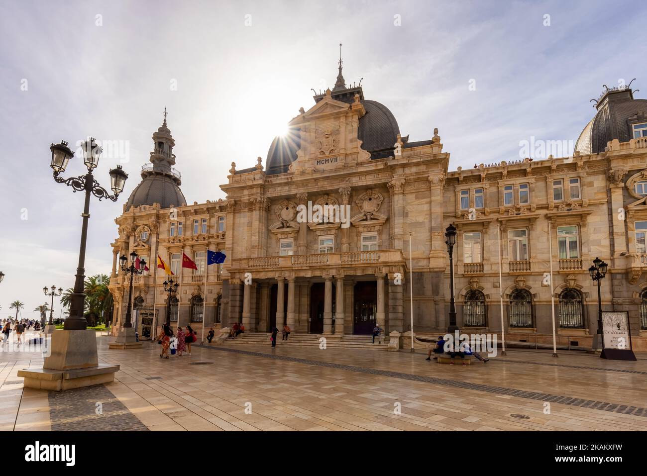 Edificio storico, Ayuntamiento De Cartagena, nel centro della città con la gente. Foto Stock