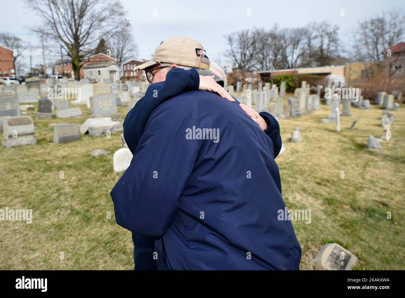 La vicina Margaret Bean si vede abbracciando qualcun altro durante una visita al Monte Carmel Jewish Cemetery a Northwest Philadelphia, Pennsylvania, il 27 febbraio 2017. Durante il fine settimana centinaia di lapidi sono stati vandalizzati. (Foto di Bastiaan Slabbers/NurPhoto) *** Please use Credit from Credit Field *** Foto Stock