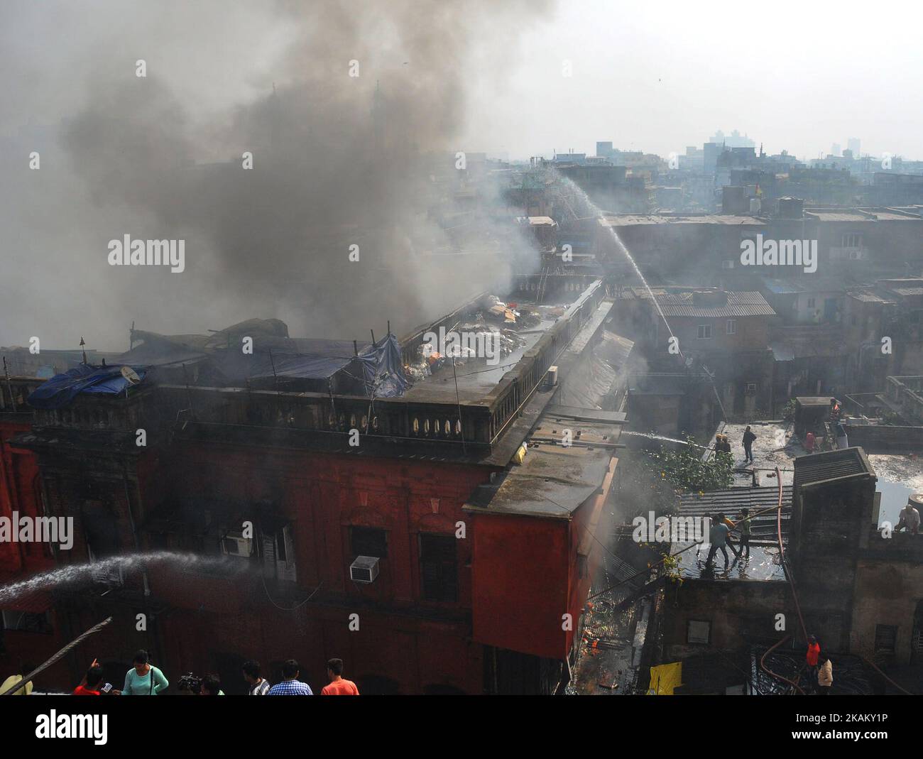 I vigili del fuoco indiani lavorano per controllare un incendio scoppiato in un edificio di tre piani di un secolo a Kolkata il 28 febbraio 2017. L'edificio a tre piani, risalente al secolo scorso, utilizzato per uffici e locali commerciali nell'area di Burrabazar, è stato ammaccato da un enorme incendio. Non sono state segnalate vittime, in quanto le persone intrappolate nell'edificio sono state evacuate con l'aiuto di residenti locali e vigili del fuoco. L'incidente che si è verificato nei pressi di Bagri Bazar è stato riferito intorno alle 10pm del lunedì. I funzionari del reparto antincendio hanno dichiarato che l'incendio si è intensificato a causa della presenza di materiale infiammabile, tra cui plastica e gas cil Foto Stock