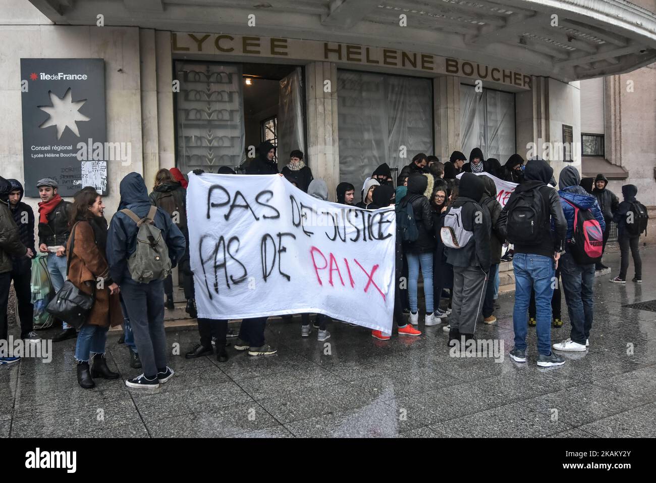 Gli studenti delle scuole superiori hanno una bandiera che legge 'No justice, No peace' mentre affrontano la polizia antisommossa il 28 febbraio 2017 a Parigi, durante una protesta degli studenti contro la brutalità della polizia, tre settimane dopo che Theo, un giovane lavoratore nero, è stato presumibilmente violentato con un testimone della polizia dopo un controllo di identità. (Foto di Julien Mattia/NurPhoto) *** Please use Credit from Credit Field *** Foto Stock