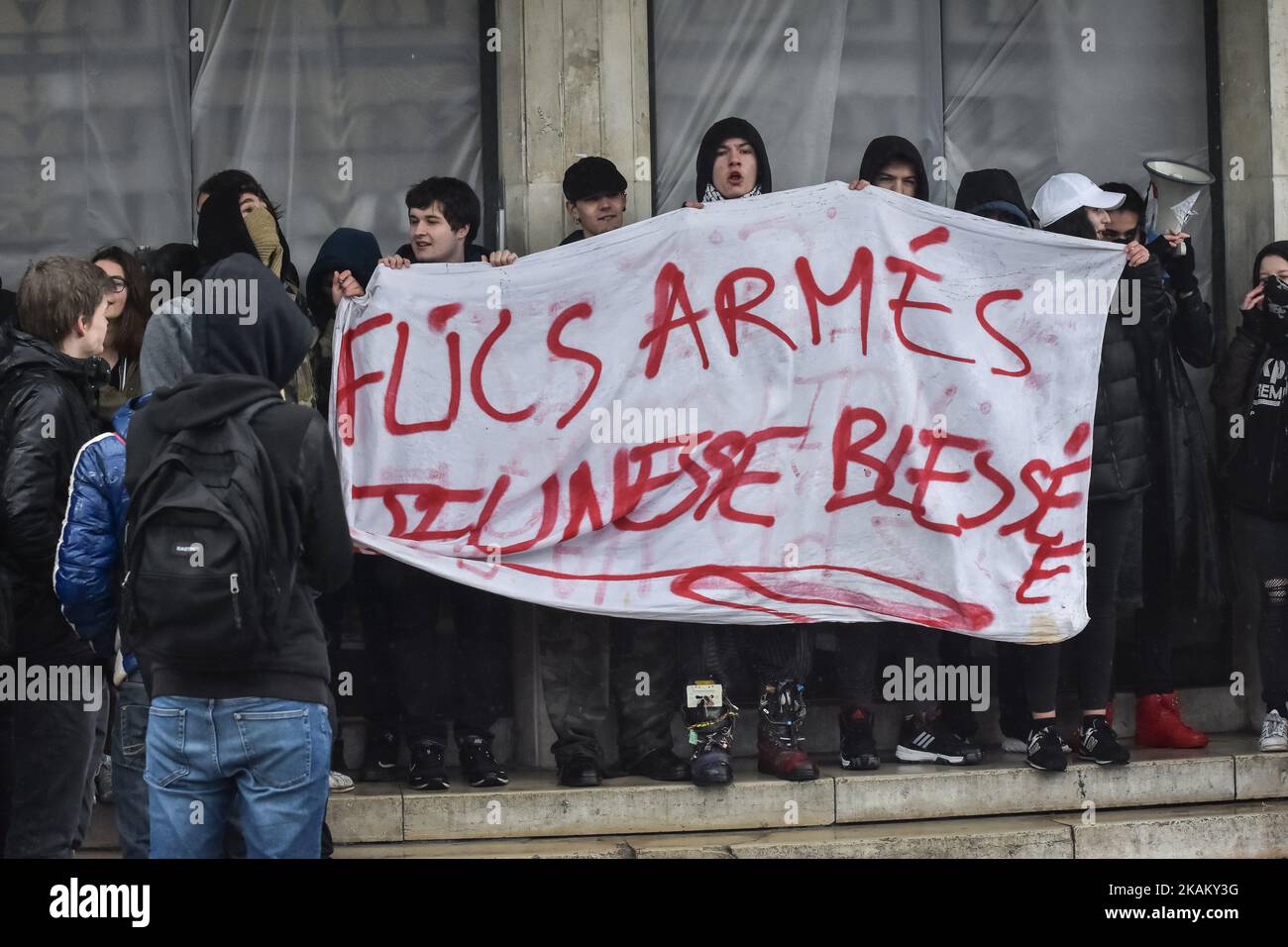 Gli studenti delle scuole superiori hanno una bandiera mentre affrontano la polizia antisommossa il 28 febbraio 2017 a Parigi, durante una protesta degli studenti contro la brutalità della polizia, tre settimane dopo che Theo, un giovane lavoratore nero, è stato presumibilmente violentato con un testimone della polizia dopo un controllo di identità. (Foto di Julien Mattia/NurPhoto) *** Please use Credit from Credit Field *** Foto Stock