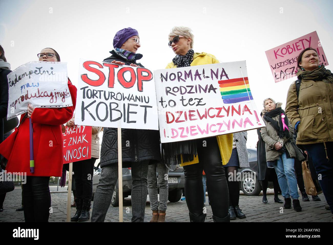 Si vede che il 4 marzo 2017 a Bydgoszcz, Polonia, si è partecipato a un raduno per un trattamento più equo delle donne. L'attuale governo conservatore ha minacciato la posizione delle donne con una proposta di legge volta a criminalizzare l'aborto e recentemente il governo polacco ha annunciato il suo ritiro dalla convenzione UE contro la violenza domestica. (Foto di Jaap Arriens/NurPhoto) *** Please use Credit from Credit Field *** Foto Stock