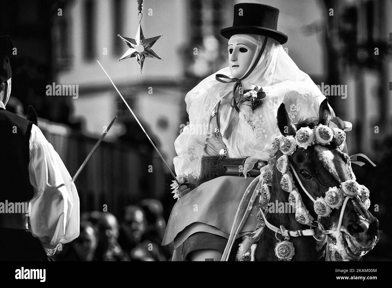 Il Carnevale in Sardegna, Italia, ha molti volti affascinanti.Carnevale cavallo, durante il quale i cavalieri in gara devono mettere una stella metallica.l'antico dei carnevali evocativi barbaricini che - con le loro maschere ancestrali antropomorfe e zoomorfe, gli indumenti di pelli di capra, lana grossa e campane - evocano misteriosi riti, danze propiziatorie e una stretta relazione tra uomo e animale. (Foto di Alessandro Tocco/NurPhoto) *** Please use Credit from Credit Field *** Foto Stock