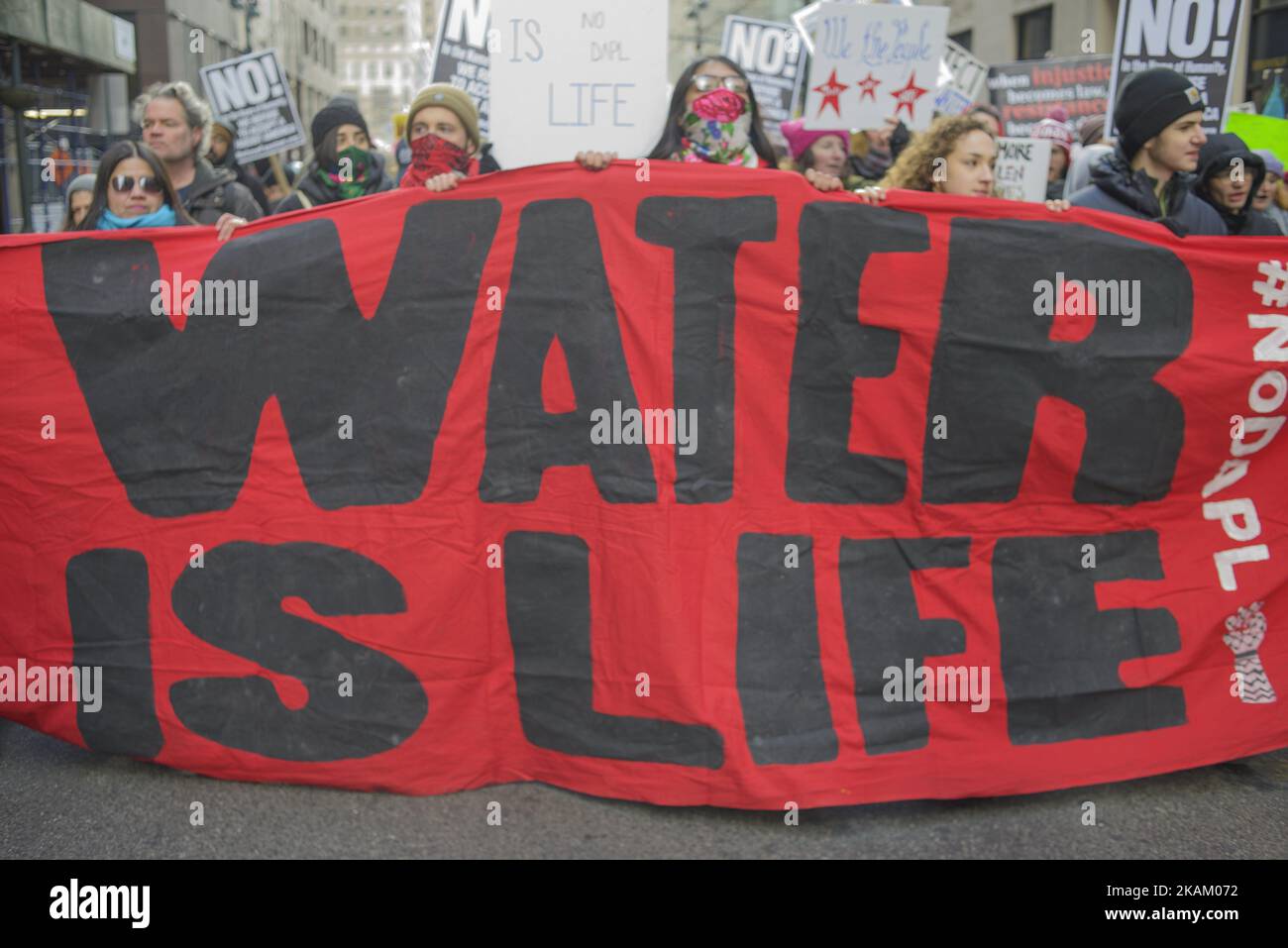 I manifestanti hanno marciato sulla quinta strada con una scorta della polizia a Manhattan, il 4 marzo 2017. Un evento su facebook creato per mostrare solidarietà con i protettori d'acqua in Standing Rock, Cannonball, North Dakota è diventato virale e causare circa 1000 persone a prendere le strade a Manhattan e marzo a Columbus Cirlce passando Trump Tower e Trump Hotels. (Foto di Shay Horse/NurPhoto) *** Please use Credit from Credit Field *** Foto Stock