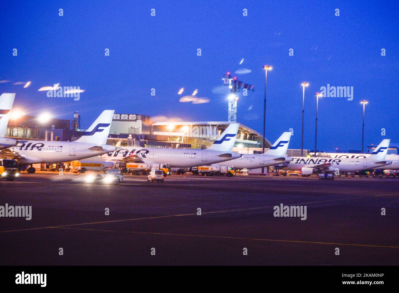 Vista degli aerei Finnair attraccati all'aeroporto Helsinki-Vantaa. I clienti di Finnair devono prepararsi per i ritardi dei voli oggi, lunedì 6 marzo, a causa di una controversia sul lavoro tra l'Unione dell'aviazione finlandese (IAU) e i datori di lavoro del settore dei servizi (Palta) che potrebbe avere un effetto sui voli operati da Finnair. Lunedì 06 marzo 2017 a Helsinki, Finlandia. Foto di Artur Widak *** Please use Credit from Credit Field *** Foto Stock