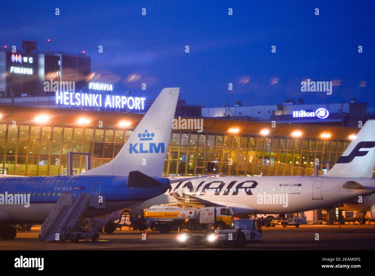 Vista sugli aerei KLM e Finnair attraccati all'aeroporto Helsinki-Vantaa. I clienti di Finnair devono prepararsi per i ritardi dei voli oggi, lunedì 6 marzo, a causa di una controversia sul lavoro tra l'Unione dell'aviazione finlandese (IAU) e i datori di lavoro del settore dei servizi (Palta) che potrebbe avere un effetto sui voli operati da Finnair. Lunedì 06 marzo 2017 a Helsinki, Finlandia. Foto di Artur Widak *** Please use Credit from Credit Field *** Foto Stock