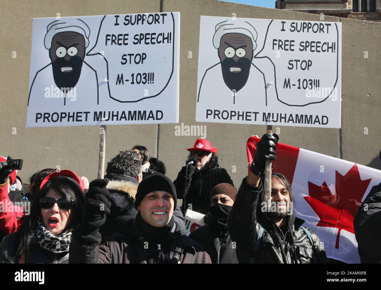 Un gruppo di canadesi si è riunito per protestare contro l'Islam, i Musulmani, la Sharia Law e M-103 (proposta di membri privati presentata dal deputato liberale Iqra Khalid per condannare l'islamofobia) nel centro di Toronto, Ontario, Canada, il 04 marzo 2017. I canadesi di tutto il paese hanno organizzato proteste simili, che sono state incontrate da contromostranze di coloro che sostengono i musulmani e a favore di M-103. M-103 è una mozione di membri privati presentata dal deputato liberale Iqra Khalid che chiede al governo di "conoscere la necessità di ridurre il crescente clima pubblico di odio e paura” e di condannare l'islamofobia, così come tutti gli altri tipi di Foto Stock