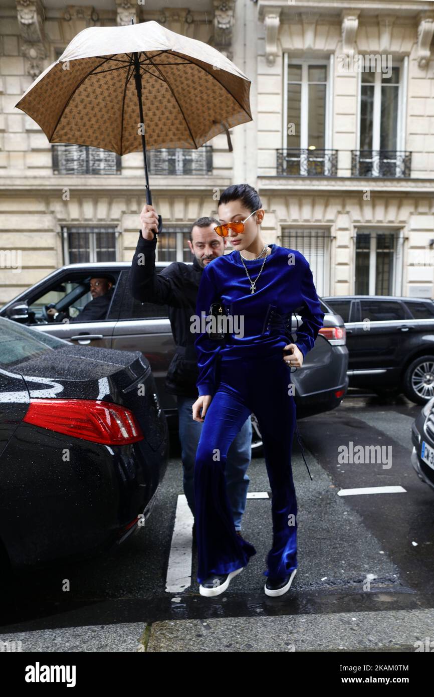 Super Model Bella Hadid visto arrivare in un edificio a Parigi, in Francia, il 6 marzo 2017. (Foto di Mehdi Taamallah / Nurphoto) *** Please use Credit from Credit Field *** Foto Stock