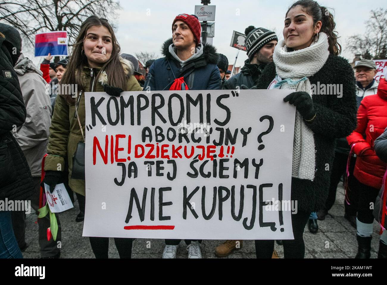 I manifestanti sono visti il 8 marzo 2017 a Danzica, Polonia . Migliaia di persone si riuniscono a Danzica per celebrare la Giornata internazionale della donna e rivendicare diritti civili, pieni diritti riproduttivi, a seguito di una legge recentemente approvata che rende disponibili i contraccettivi ormonali e la pillola del mattino dopo solo su prescrizione medica, e contro una rigorosa politica di aborto. (Foto di Michal Fludra/NurPhoto) *** Please use Credit from Credit Field *** Foto Stock