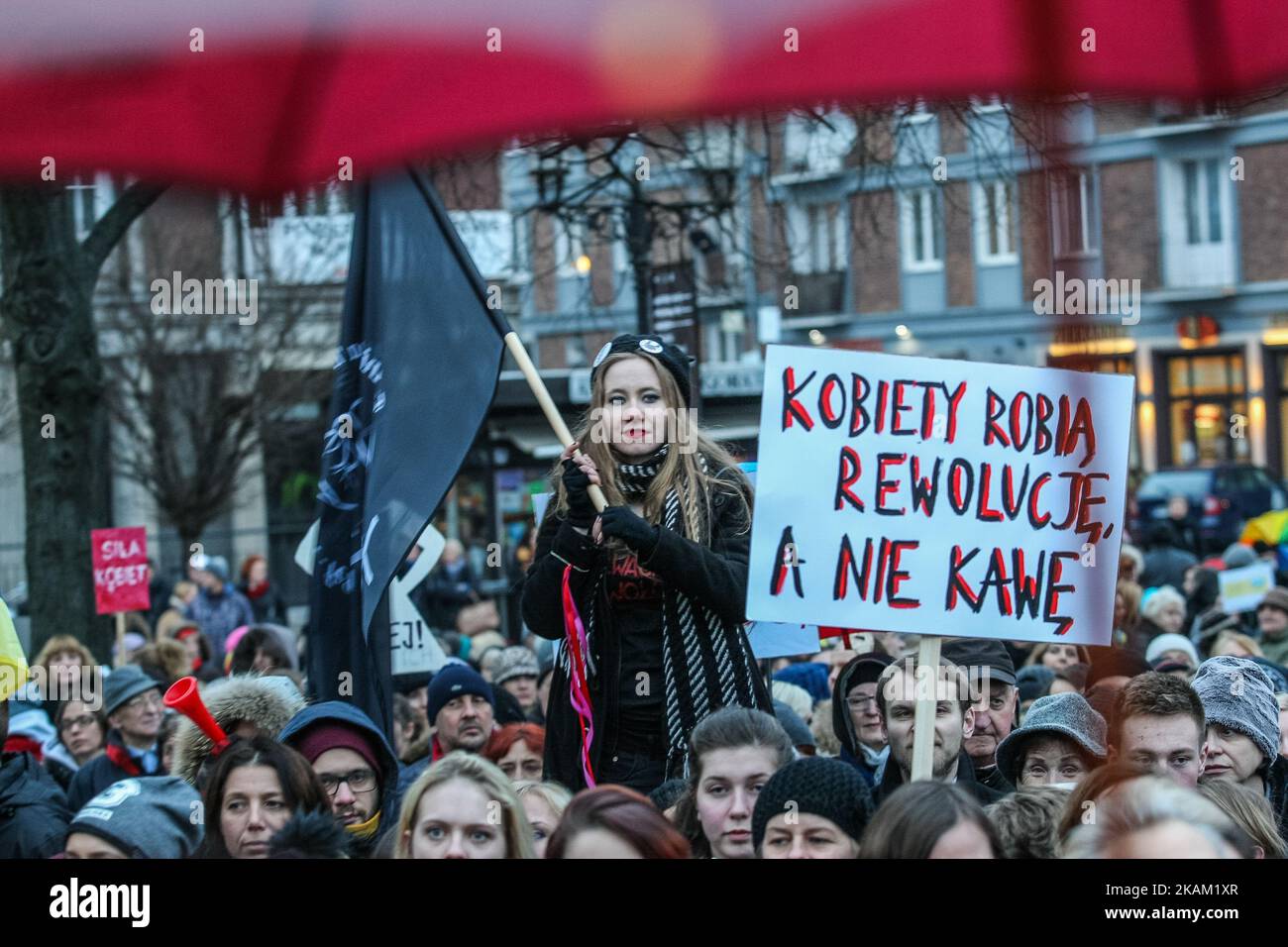 I manifestanti sono visti il 8 marzo 2017 a Danzica, Polonia . Migliaia di persone si riuniscono a Danzica per celebrare la Giornata internazionale della donna e rivendicare diritti civili, pieni diritti riproduttivi, a seguito di una legge recentemente approvata che rende disponibili i contraccettivi ormonali e la pillola del mattino dopo solo su prescrizione medica, e contro una rigorosa politica di aborto. (Foto di Michal Fludra/NurPhoto) *** Please use Credit from Credit Field *** Foto Stock