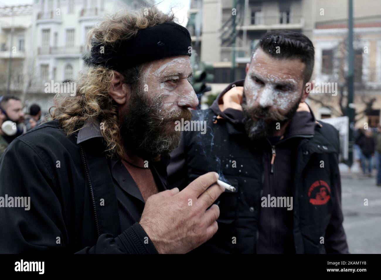 Agricoltori greci dell'isola di Creta durante una manifestazione contro le riforme fiscali, al di fuori del Ministero dell'Agricoltura, nel cenral di Atene, Grecia il 8 marzo 2017 (Foto di Panayotis Tzamaros/NurPhoto) *** Please use Credit from Credit Field *** Foto Stock