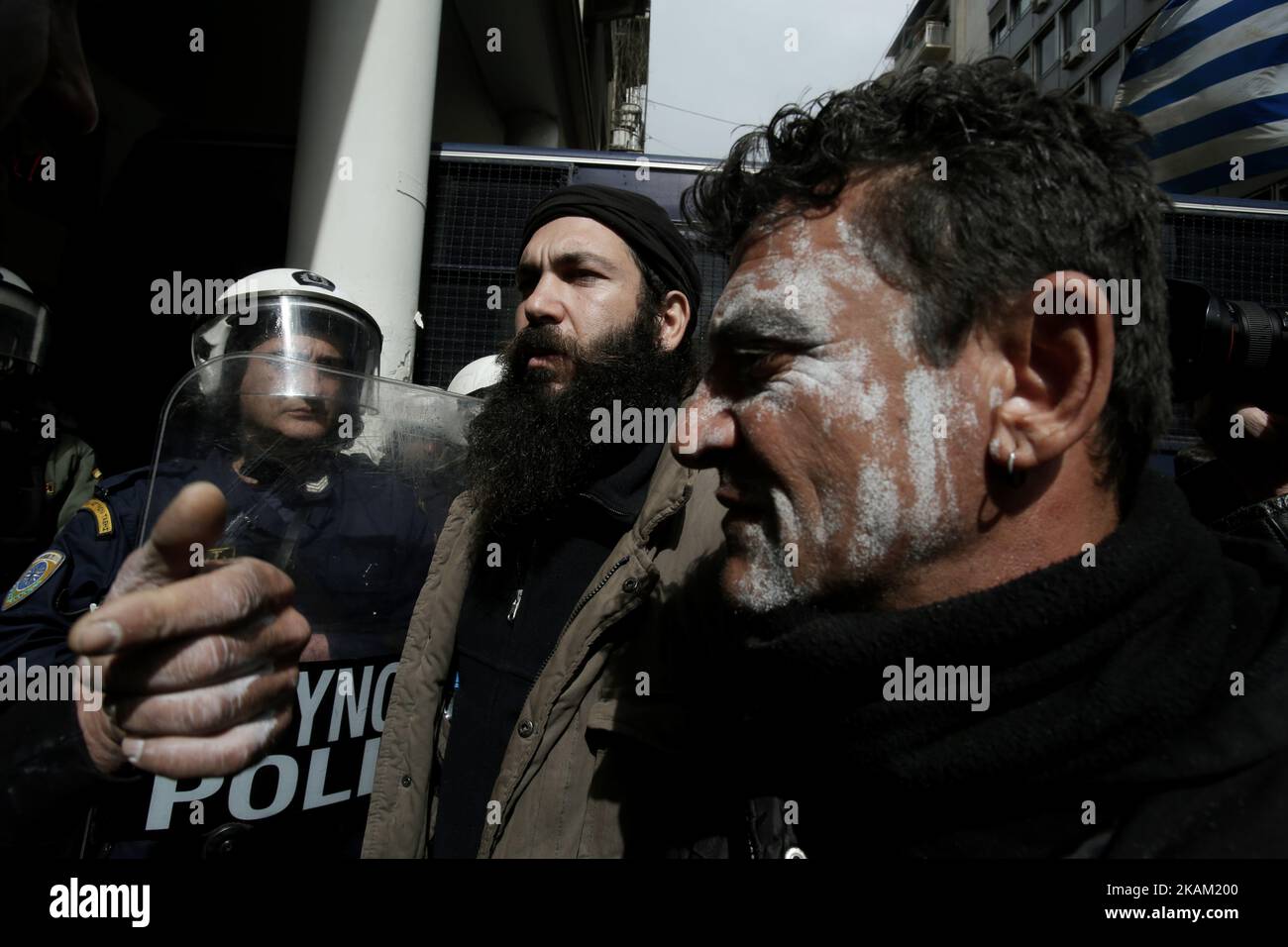 Agricoltori greci dell'isola di Creta e poliziotto di sommosse durante una manifestazione contro le riforme in materia fiscale, al di fuori del Ministero dell'Agricoltura, nel cenral di Atene, Grecia il 8 marzo 2017 (Foto di Panayotis Tzamaros/NurPhoto) *** Please use Credit from Credit Field *** Foto Stock