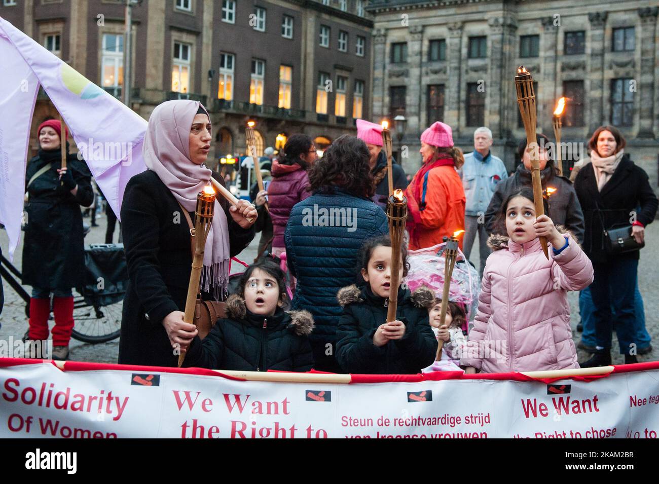 Il 8th marzo si è tenuta ad Amsterdam la Giornata Internazionale della Donna con una manifestazione che ha avuto inizio in piazza Dam, seguita da una marcia intorno al centro della città, e si è chiusa al 'Café Belcampo', con alcune esibizioni e una presentazione sulla storia della Giornata della Donna. La Giornata internazionale della donna (8 marzo) è una giornata mondiale che celebra i risultati sociali, economici, culturali e politici delle donne. La giornata segna anche un invito ad agire per accelerare la parità di genere. L'evento è stato organizzato da '8 maartcomité', un gruppo di iniziativa indipendente composto da donne attive di diverse organizzazioni Foto Stock