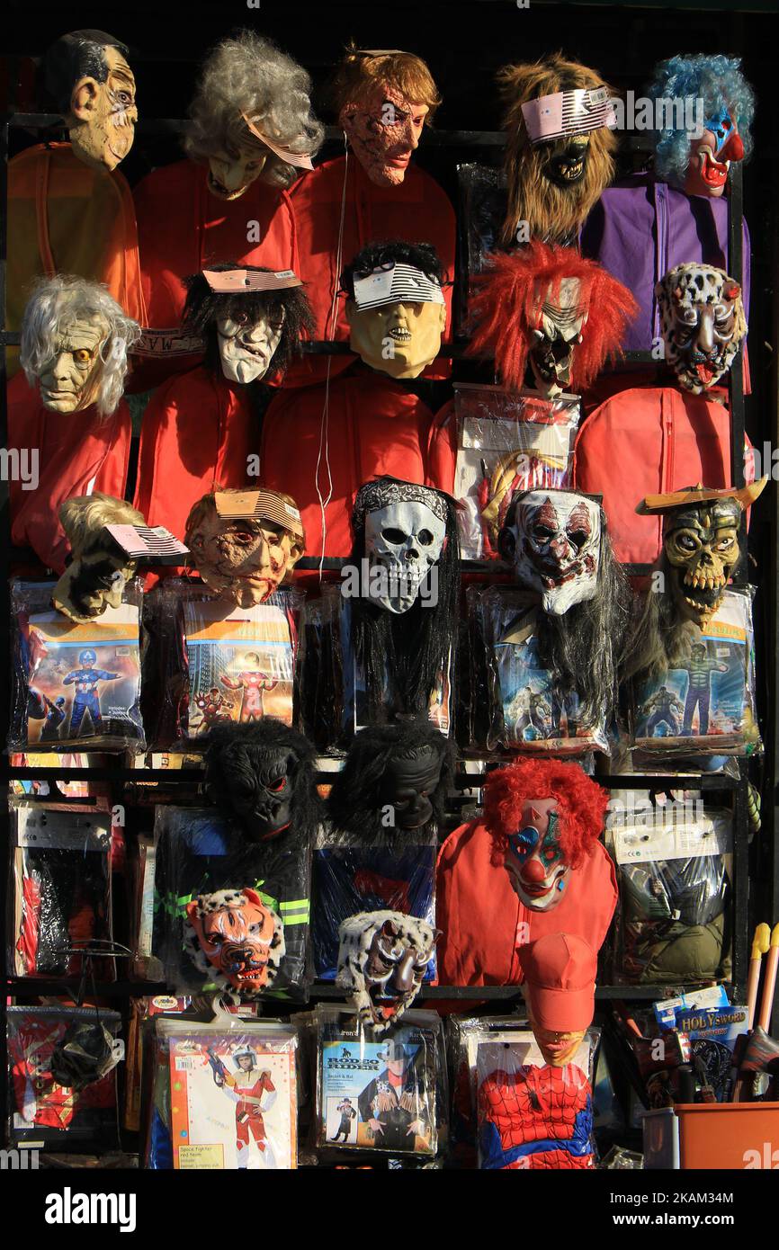 Kfaraakka, Libano - 27 ottobre 2022, una mostra di maschere di Halloween di fronte ad un negozio. Foto Stock