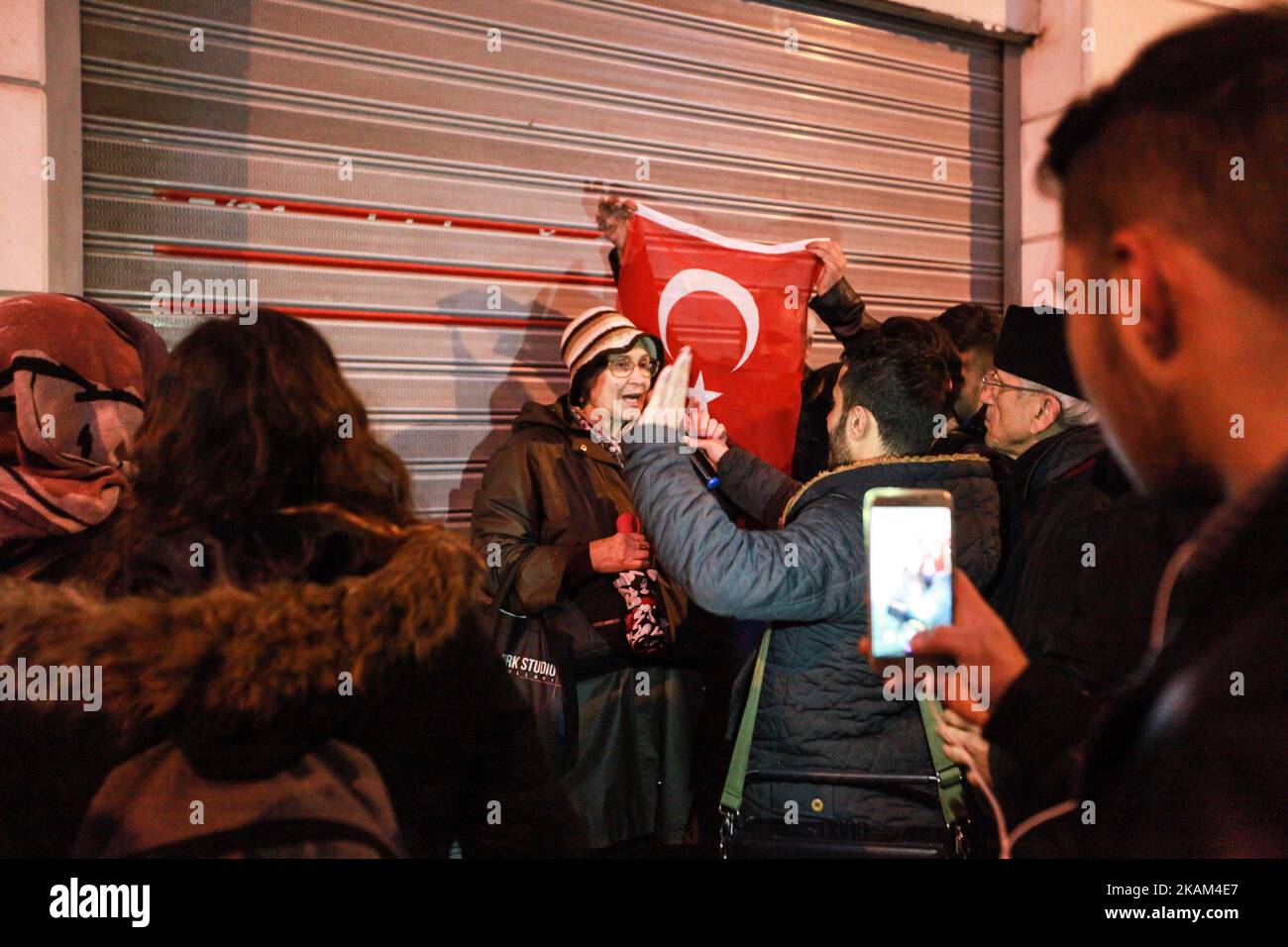 Le donne protestano di fronte al Consolato olandese il 12 marzo 2017 a Istanbul, in Turchia. La sicurezza è aumentata intorno al consolato olandese dopo che la gente ha continuato a riunirsi fuori del consolato protestando l'azione intrapresa contro il ministro degli esteri turco, che era previsto parlare nella città olandese di Rotterdam ma è stato rifiutato l'ingresso e il suo aereo ha impedito l'atterraggio. In risposta all'azione il presidente turco Recep Tayyip Erdogan che ha parlato ad un raduno di referendum il sabato ha descritto l'olandese come ' resti nazisti e fascisti' (Foto di Emrah Oprukcu/NurPhoto) *** Please use Credit from Credit Foto Stock