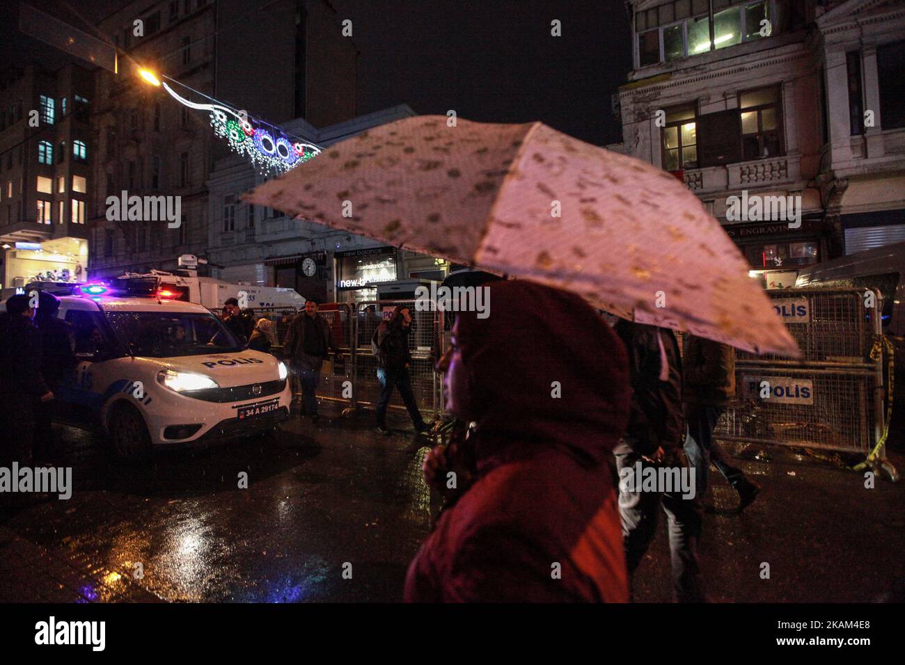 La polizia turca è in guardia al di fuori del Consolato olandese il 12 marzo 2017 a Istanbul i manifestanti hanno brevemente abbassato la bandiera olandese al Consolato olandese di Istanbul e la hanno sostituita con una turca, i giornalisti AFP hanno visto, come le tensioni si sono intensificati in una fila diplomatica. Il ministro della famiglia turco Fatma Betul Sayan Kaya è tornato a Istanbul dopo essere stato espulso dai Paesi Bassi e scortato in Germania dalla polizia olandese, condannando il trattamento 'brutto' dell'Aia. (Foto di Emrah Oprukcu/NurPhoto) *** Please use Credit from Credit Field *** Foto Stock