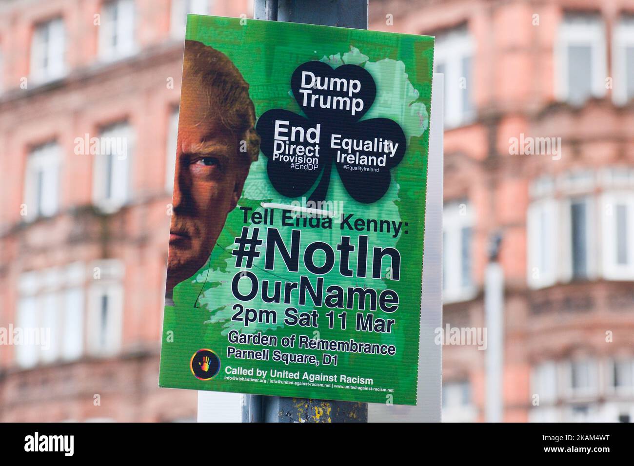 Un poster 'Tell Enda Kenny #NotInOurName' visto nel centro di Dublino Centro, la settimana che il PM irlandese Enda Kenny viaggia per incontrare il presidente Donald Trump il giorno di San Patrizio. Lunedì 13 marzo 2017 a Dublino, Irlanda. Foto di Artur Widak *** Please use Credit from Credit Field *** Foto Stock