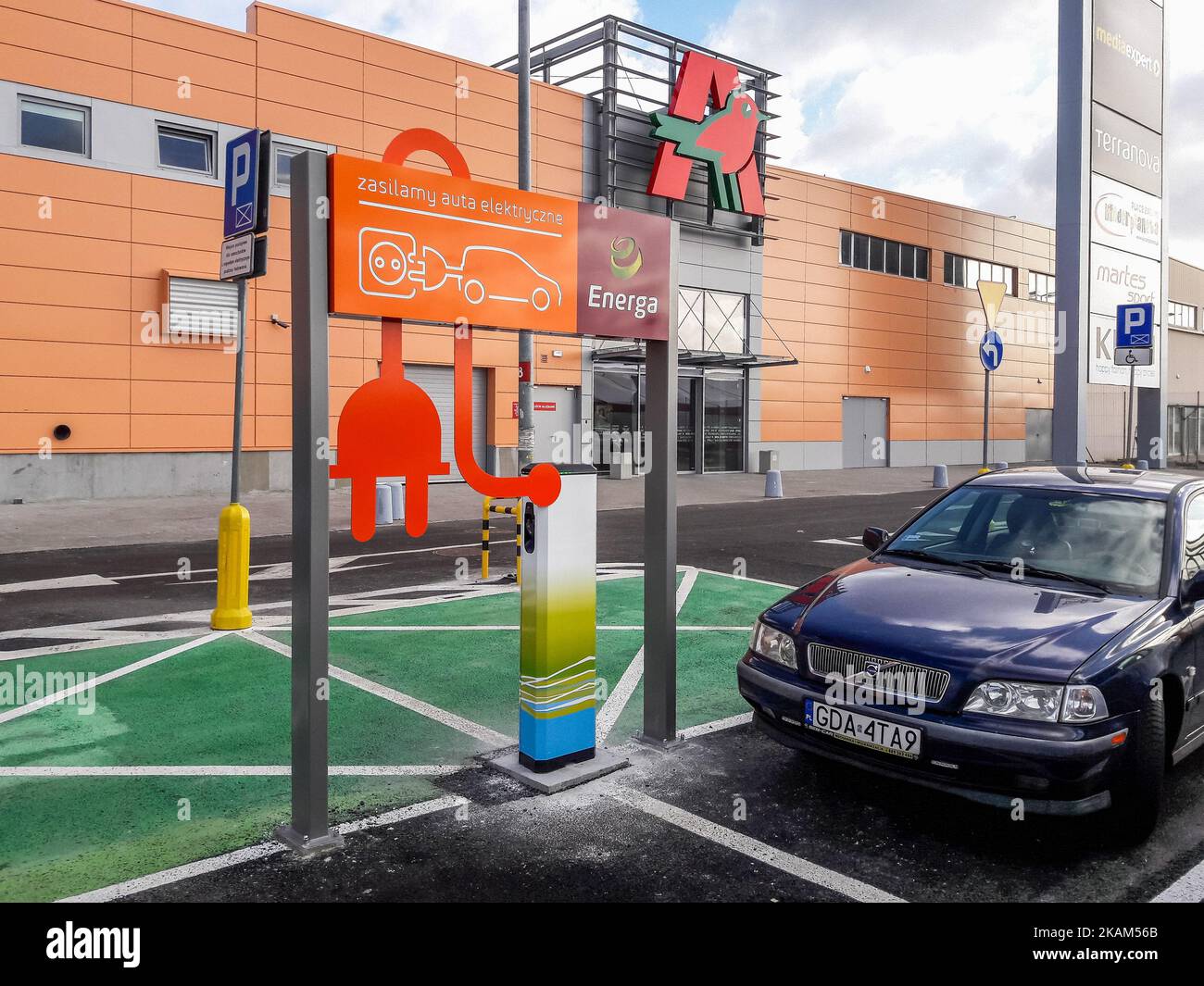 Stazione di ricarica per auto elettriche presso il parcheggio del centro commerciale Auchan è visto il 15 marzo 2017 a Danzica, Polonia. La società energetica polacca Energa crea una rete di caricabatterie per auto elettriche chiamata Charge & Drive. Attualmente, l'uso dei dispositivi è gratuito. Energa utilizza la tecnologia della società finlandese Fortum per gestire i punti di ricarica nella Tricity e anche per l'ulteriore sviluppo di questo tipo di infrastrutture in Polonia. (Foto di Michal Fludra/NurPhoto) *** Please use Credit from Credit Field *** Foto Stock