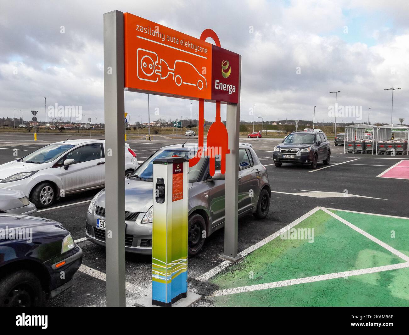 Stazione di ricarica per auto elettriche presso il parcheggio del centro commerciale Auchan è visto il 15 marzo 2017 a Danzica, Polonia. La società energetica polacca Energa crea una rete di caricabatterie per auto elettriche chiamata Charge & Drive. Attualmente, l'uso dei dispositivi è gratuito. Energa utilizza la tecnologia della società finlandese Fortum per gestire i punti di ricarica nella Tricity e anche per l'ulteriore sviluppo di questo tipo di infrastrutture in Polonia. (Foto di Michal Fludra/NurPhoto) *** Please use Credit from Credit Field *** Foto Stock