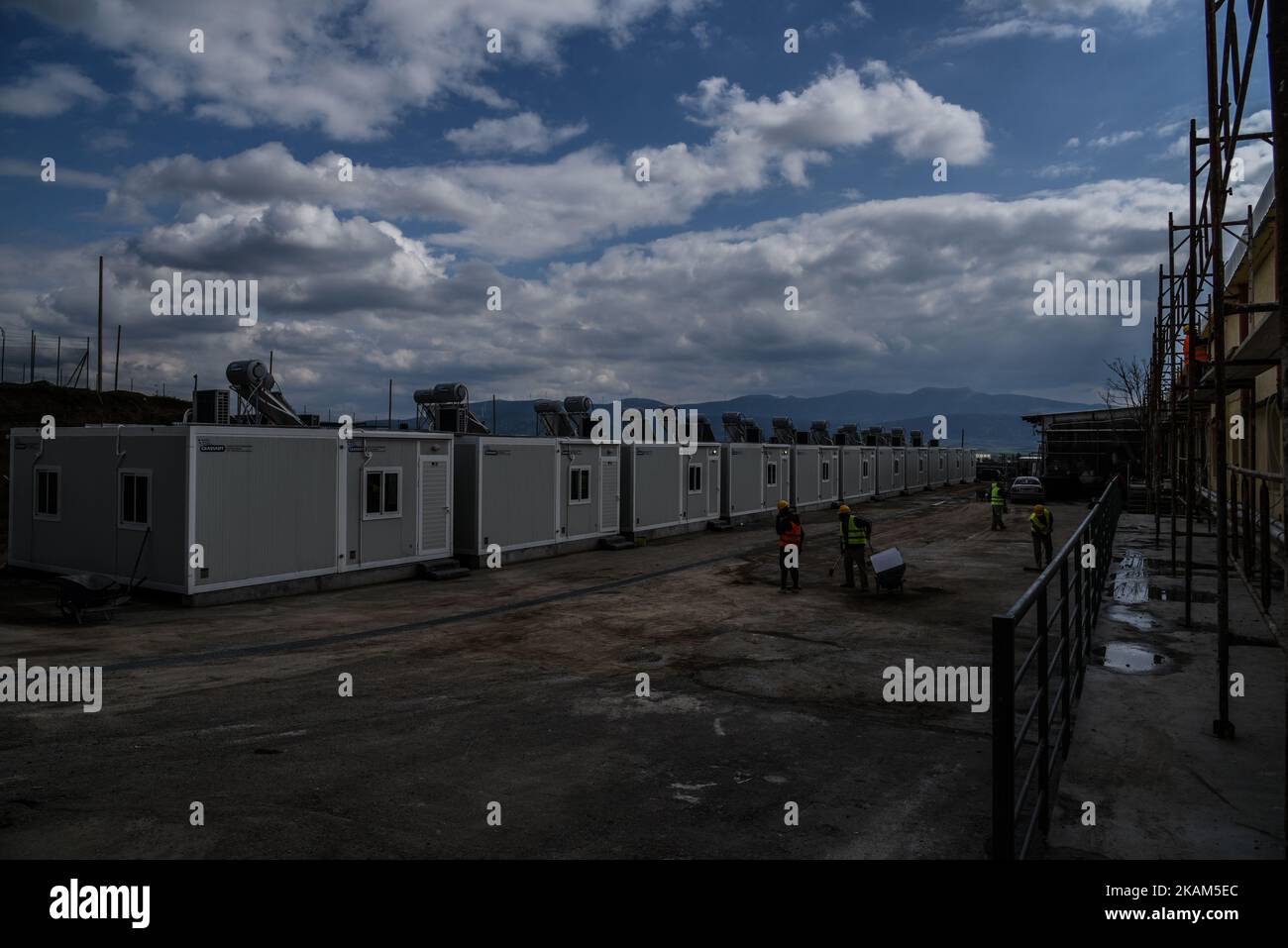 Container per rifugiati al di fuori dell'edificio principale del nuovo campo profughi di Thiva, in Grecia, il 14 marzo 2017. (Foto di Wassilios Aswestopoulos/NurPhoto) *** Please use Credit from Credit Field *** Foto Stock