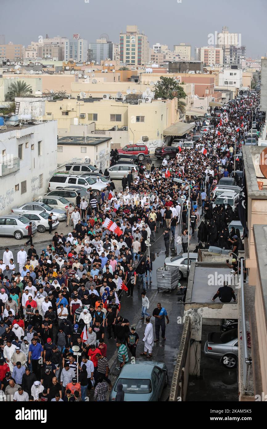 Il 17 marzo 2017, nei Sanabis, ad ovest della capitale Manama, in Baharain, sono scoppiati violenti scontri tra i dimostranti e le forze del regime. Dopo la morte del prigioniero politico Mohamed Sehwan. Un prigioniero che la corte ha condannato a 15 anni per accusa di affiliazione ad una cellula terroristica contro il governo. Entrambi Mohamed Sehwan infettarono più di 80 shrapnel in testa dal fucile d'arma sostenuto prima del suo arresto. Non riceveva cure all'interno della prigione.l'interno riferiva che il prigioniero morì durante gli sport di pratica. Come gli scontri che eruttarono dopo il funerale di Foto Stock