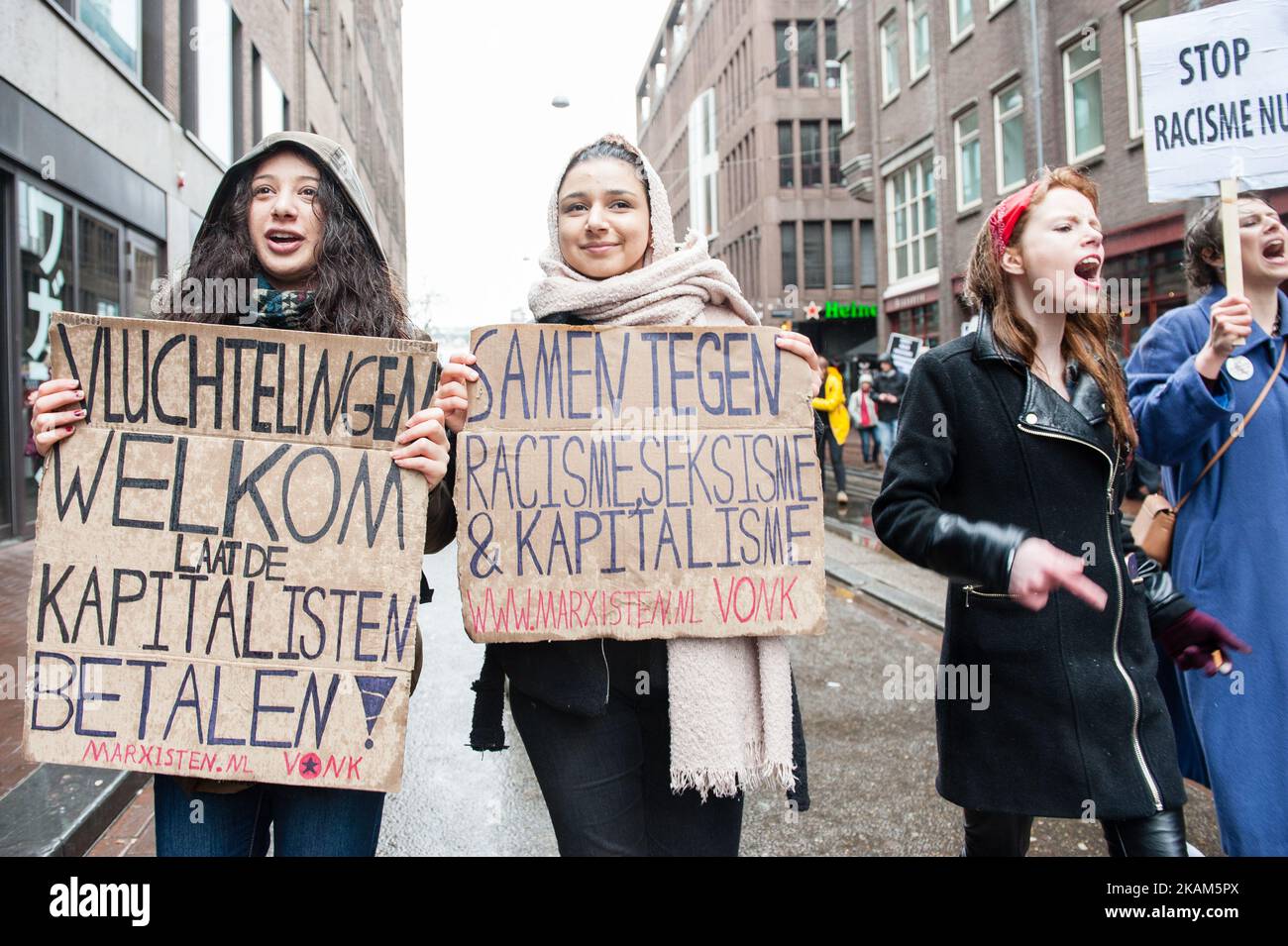 La gente si riunisce il 18 marzo 2017 ad Amsterdam, nel corso di una manifestazione contro il razzismo e la discriminazione. I partiti nazionalisti di destra stanno guadagnando forza in tutto il continente, condividendo un senso di risentimento populista, un’intolleranza all’immigrazione e un’opposizione a ciò che percepiscono come l’establishment europeo. (Foto di Romy Arroyo Fernandez/NurPhoto) *** Please use Credit from Credit Field *** Foto Stock