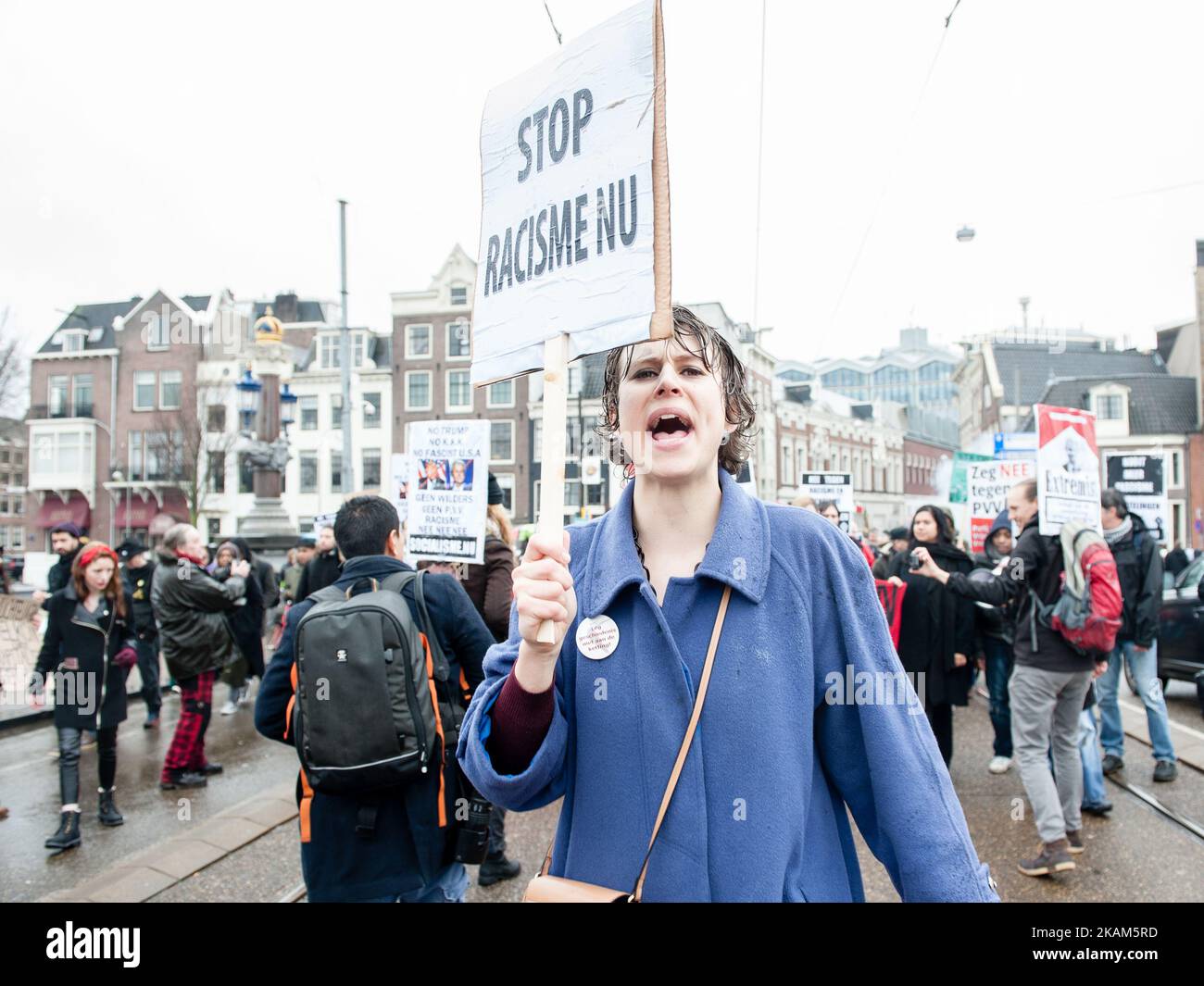 La gente si riunisce il 18 marzo 2017 ad Amsterdam, nel corso di una manifestazione contro il razzismo e la discriminazione. I partiti nazionalisti di destra stanno guadagnando forza in tutto il continente, condividendo un senso di risentimento populista, un’intolleranza all’immigrazione e un’opposizione a ciò che percepiscono come l’establishment europeo. (Foto di Romy Arroyo Fernandez/NurPhoto) *** Please use Credit from Credit Field *** Foto Stock