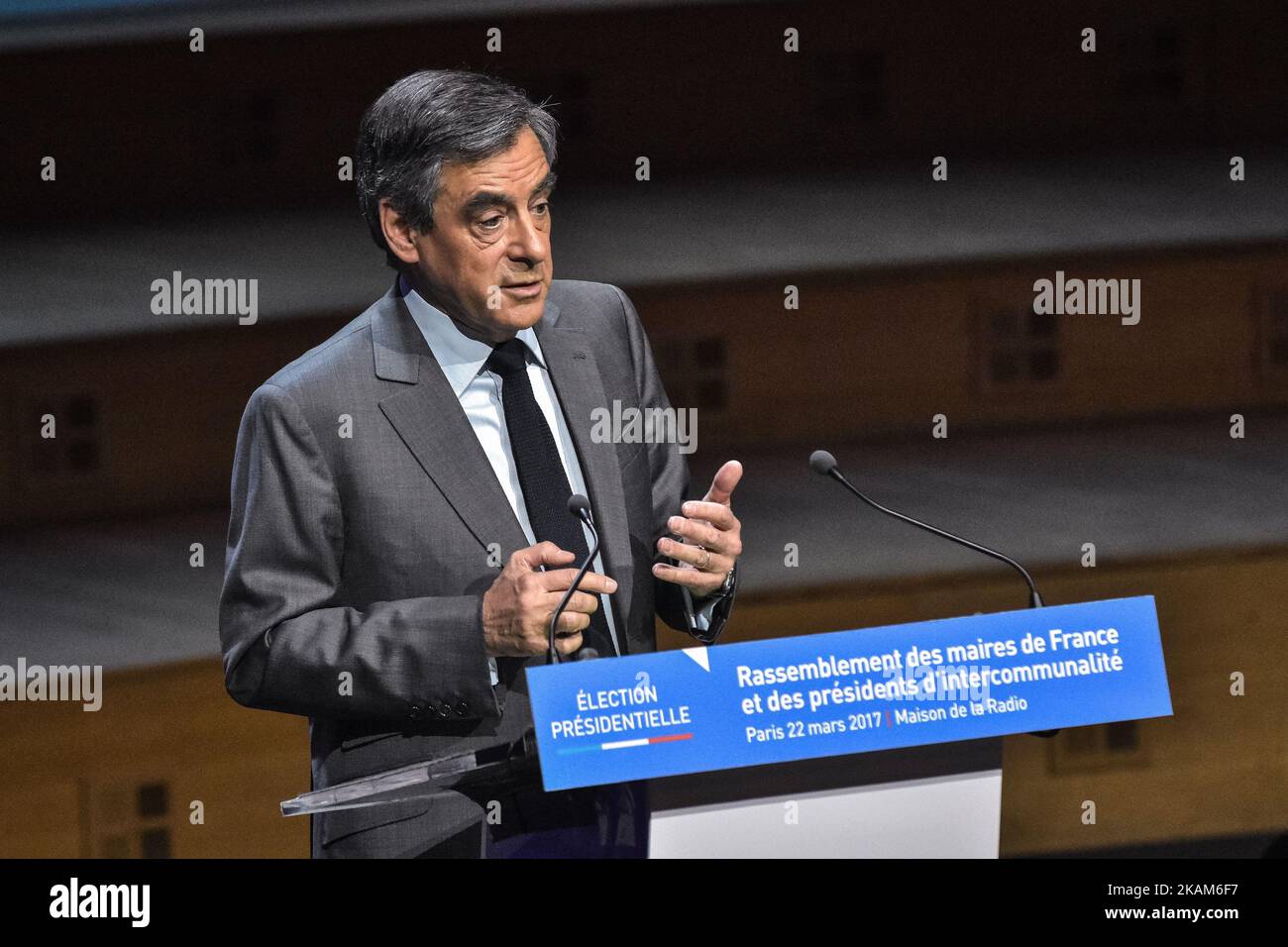 Il candidato francese del partito di destra Les Republicains (LR) per le elezioni presidenziali Francois Fillon ha tenuto un discorso durante un incontro con i membri dell'Associazione dei Sindaci di Francia (AMF) il 22 marzo 2017 a Parigi. (Foto di Julien Mattia/NurPhoto) *** Please use Credit from Credit Field *** Foto Stock