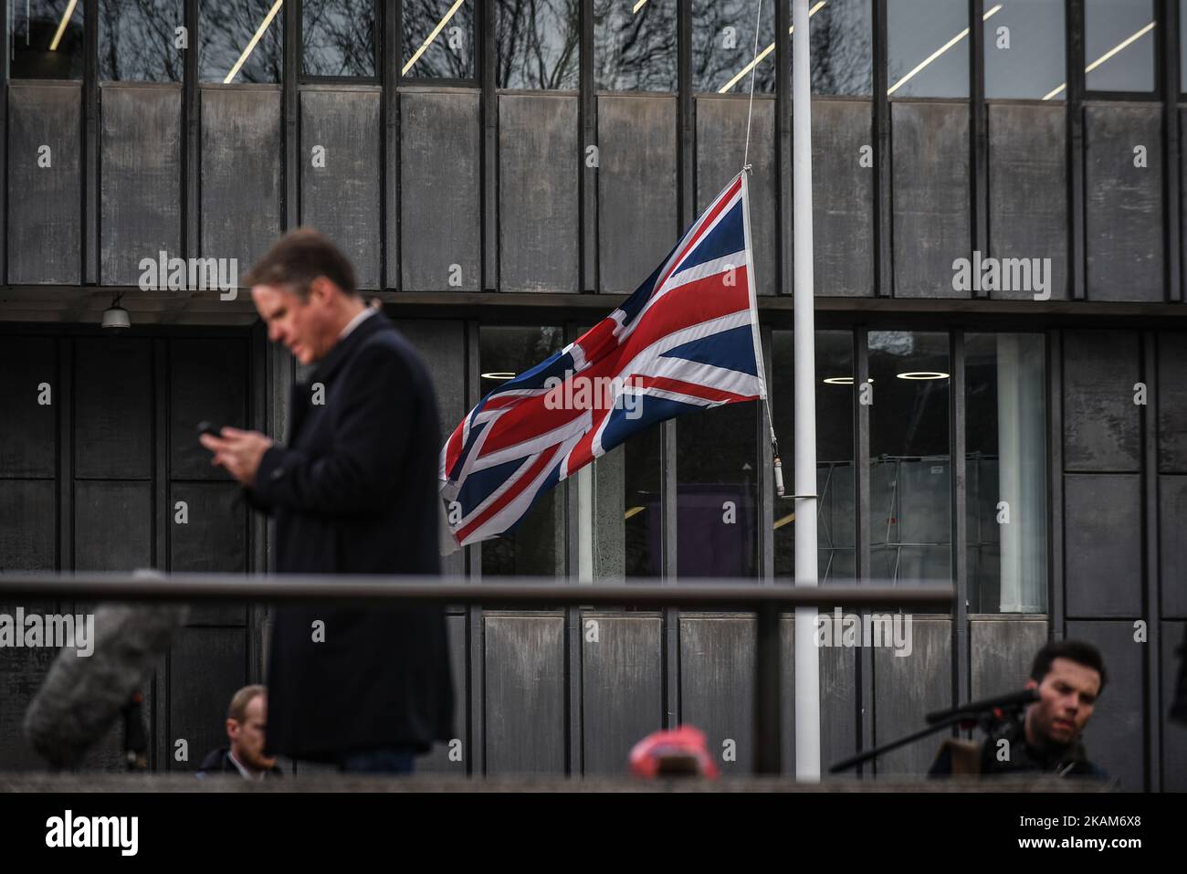 Una bandiera Union Jack vola a halfmast il 23 marzo 2017 a Londra, Inghilterra. La polizia continua le indagini dopo l'attentato terroristico di ieri a Londra, in cui un'auto è stata guidata nei pedoni sul ponte di Westminster e poi nelle ringhiere al di fuori delle Camere del Parlamento, dove un abile ha pugnalato un ufficiale di polizia chiamato PC Keith Palmer, che è poi morto per le sue ferite. L'attaccante è morto anche dopo che le forze di sicurezza lo hanno sparato. Altre due persone sono morte nell'incidente e circa 40 sono rimaste ferite, alcune 'catastroficamente?. Una donna è stata tirata in vita dal Tamigi dopo aver saltato dal Foto Stock