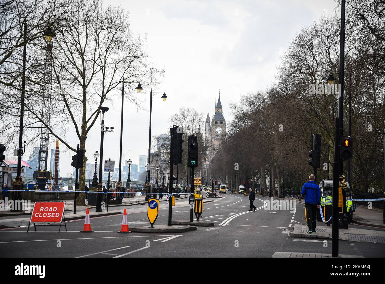 Ufficiali di polizia a Londra, il 23 marzo 2017. La polizia continua le indagini dopo l'attentato terroristico di ieri a Londra, in cui un'auto è stata guidata nei pedoni sul ponte di Westminster e poi nelle ringhiere al di fuori delle Camere del Parlamento, dove un abile ha pugnalato un ufficiale di polizia chiamato PC Keith Palmer, che è poi morto per le sue ferite. L'attaccante è morto anche dopo che le forze di sicurezza lo hanno sparato. Altre due persone sono morte nell'incidente e circa 40 sono rimaste ferite, alcune 'catastroficamente?. Una donna è stata tirata in vita dal Tamigi dopo aver saltato dal ponte per sfuggire all'attacco. Foto Stock