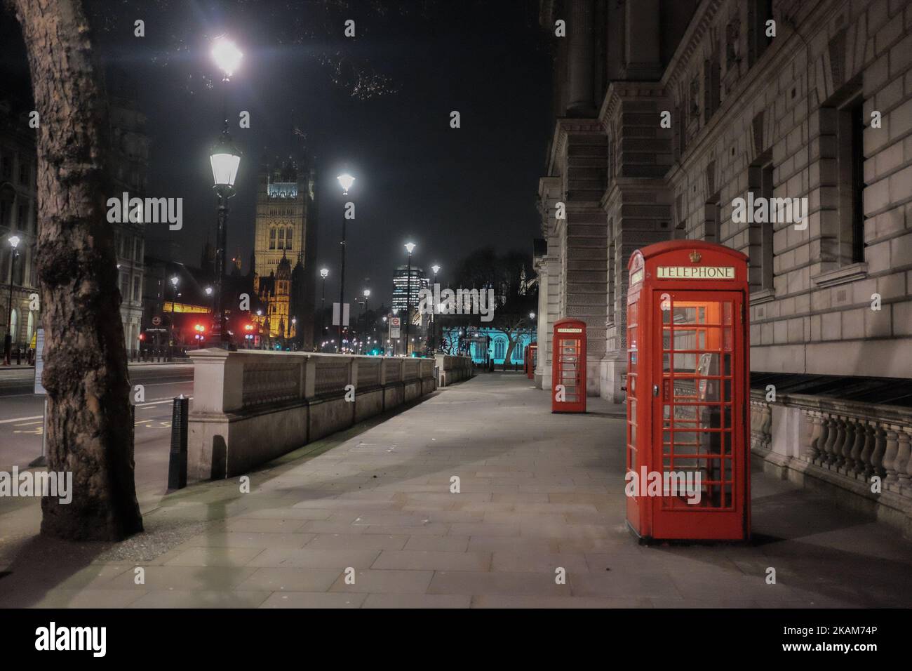 Una visione di Westminster nel centro di Londra il 23 marzo 2017 in solidarietà con le vittime dell'attacco terroristico del 22 marzo al parlamento britannico e al Ponte di Westminster. il parlamento britannico ha riaperto giovedì con un minuto di silenzio in un gesto di sfida un giorno dopo che un attaccante ha seminato terrore nel cuore di Westminster, uccidendo tre persone prima di essere ucciso a colpi di arma da fuoco. I legislatori che osservano Sombre in una camera affollata della Camera dei Comuni si inchinò la testa e gli ufficiali di polizia segnarono anche il silenzio che si trova fuori dal quartier generale della polizia metropolitana di Londra nelle vicinanze. (Foto di Jay Shaw Baker/Nur Foto Stock