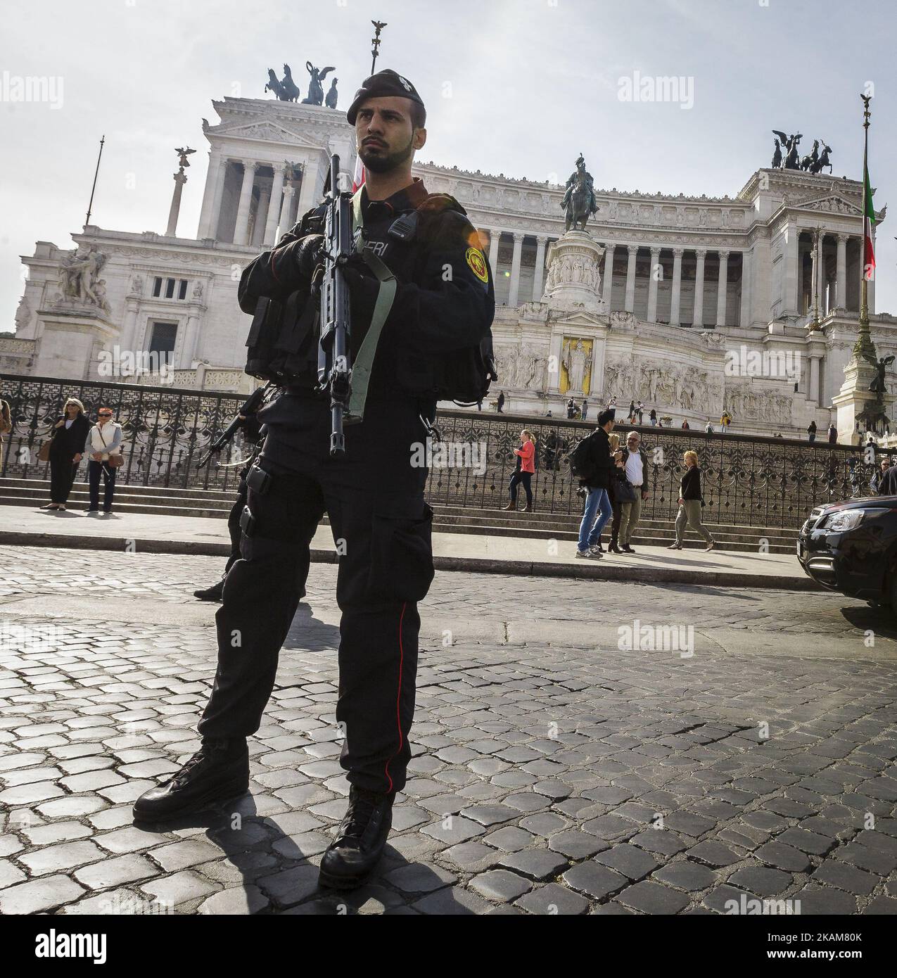 Roma, Italia. 24th marzo, 2017. La polizia paramilitare italiana (Carabinieri) si trova di fronte al Monumento del Milite Ignoto in Piazza Venezia un giorno prima di un vertice dell'Unione europea che commemorerà il 60th° anniversario del Trattato di Roma. I leader dell'UE si riuniscono a Roma per un vertice in occasione del 60th° anniversario dell'UE e per delineare il suo futuro dopo l'uscita della Gran Bretagna. Giuseppe Ciccia/Alamy Live News (Foto di Giuseppe Ciccia/NurPhoto) *** Please use Credit from Credit field *** Foto Stock