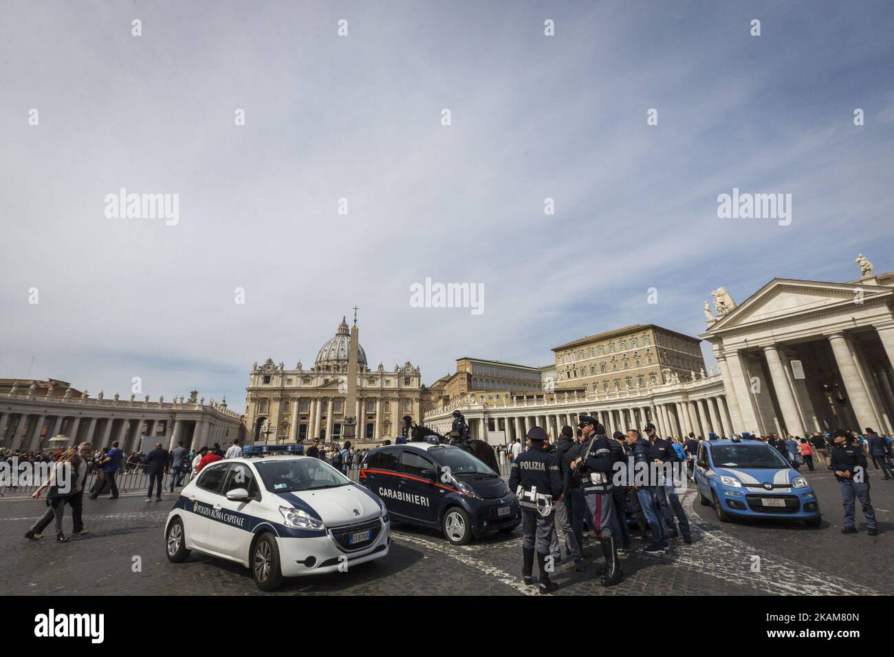 Roma, Italia. 24th marzo, 2017. La polizia paramilitare italiana (Carabinieri e polizia) si trova di fronte al Vaticano, in Piazza San Pietro, un giorno prima di un vertice dell'Unione europea che commemora il 60th° anniversario del Trattato di Roma. I leader dell'UE si riuniscono a Roma per un vertice in occasione del 60th° anniversario dell'UE e per delineare il suo futuro dopo l'uscita della Gran Bretagna. Giuseppe Ciccia/Alamy Live News (Foto di Giuseppe Ciccia/NurPhoto) *** Please use Credit from Credit field *** Foto Stock
