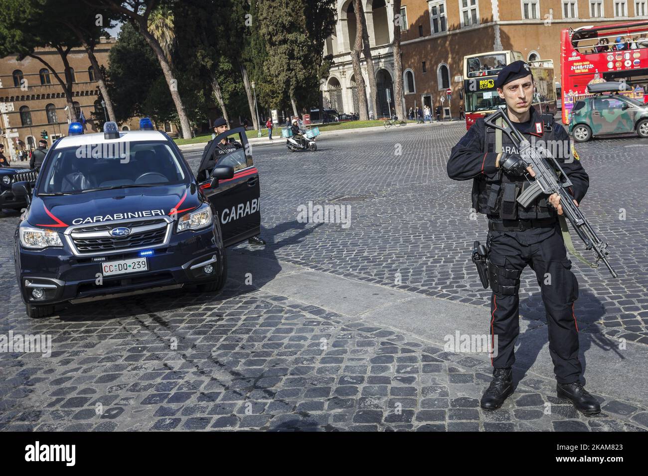 Roma, Italia. 24th marzo, 2017. La polizia paramilitare italiana (Carabinieri) si trova di fronte al Monumento del Milite Ignoto in Piazza Venezia un giorno prima di un vertice dell'Unione europea che commemorerà il 60th° anniversario del Trattato di Roma. I leader dell'UE si riuniscono a Roma per un vertice in occasione del 60th° anniversario dell'UE e per delineare il suo futuro dopo l'uscita della Gran Bretagna. Giuseppe Ciccia/Alamy Live News (Foto di Giuseppe Ciccia/NurPhoto) *** Please use Credit from Credit field *** Foto Stock