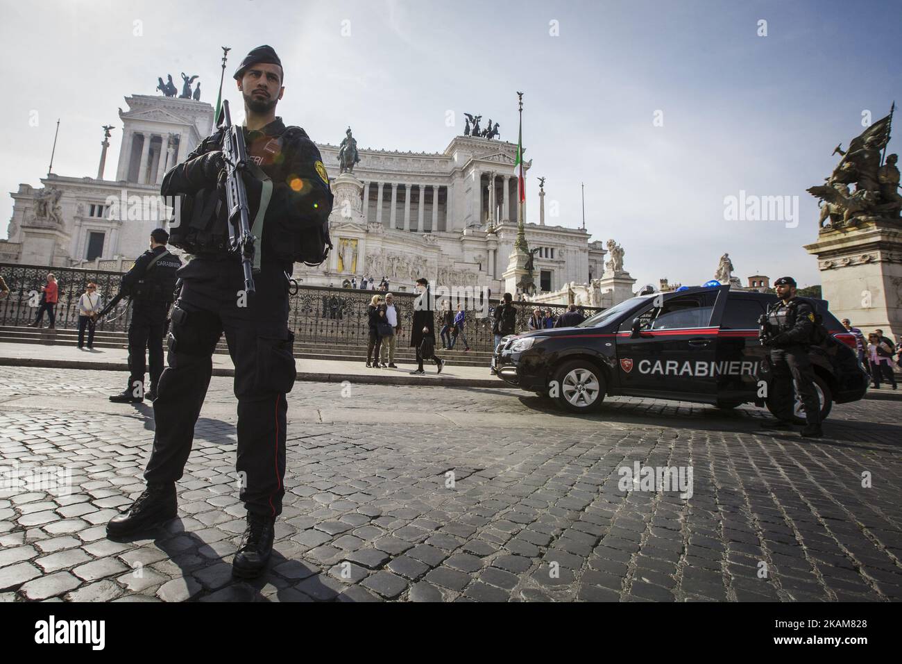 Roma, Italia. 24th marzo, 2017. La polizia paramilitare italiana (Carabinieri) si trova di fronte al Monumento del Milite Ignoto in Piazza Venezia un giorno prima di un vertice dell'Unione europea che commemorerà il 60th° anniversario del Trattato di Roma. I leader dell'UE si riuniscono a Roma per un vertice in occasione del 60th° anniversario dell'UE e per delineare il suo futuro dopo l'uscita della Gran Bretagna. Giuseppe Ciccia/Alamy Live News (Foto di Giuseppe Ciccia/NurPhoto) *** Please use Credit from Credit field *** Foto Stock
