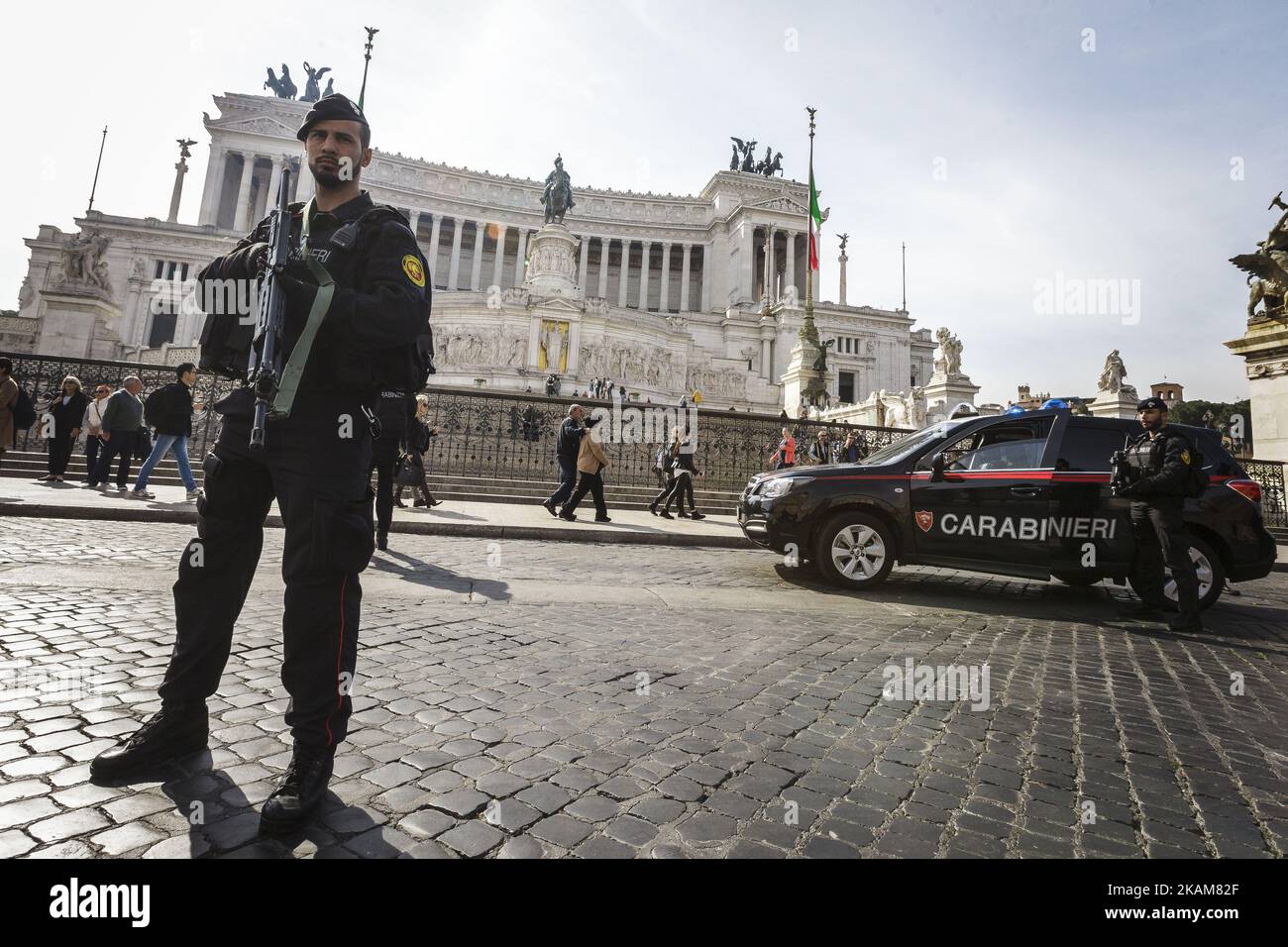 Roma, Italia. 24th marzo, 2017. La polizia paramilitare italiana (Carabinieri) si trova di fronte al Monumento del Milite Ignoto in Piazza Venezia un giorno prima di un vertice dell'Unione europea che commemorerà il 60th° anniversario del Trattato di Roma. I leader dell'UE si riuniscono a Roma per un vertice in occasione del 60th° anniversario dell'UE e per delineare il suo futuro dopo l'uscita della Gran Bretagna. Giuseppe Ciccia/Alamy Live News (Foto di Giuseppe Ciccia/NurPhoto) *** Please use Credit from Credit field *** Foto Stock