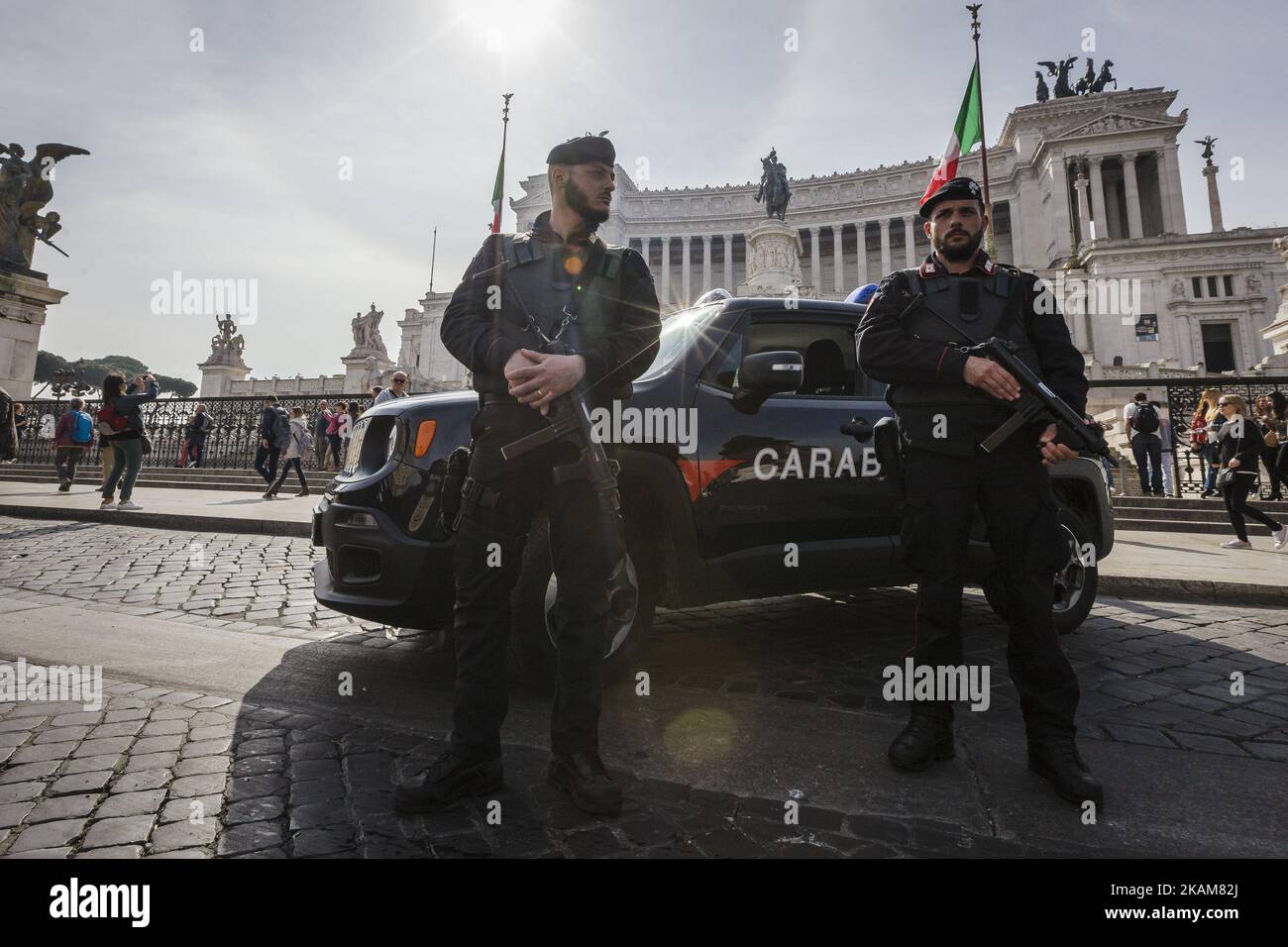 Roma, Italia. 24th marzo, 2017. La polizia paramilitare italiana (Carabinieri) si trova di fronte al Monumento del Milite Ignoto in Piazza Venezia un giorno prima di un vertice dell'Unione europea che commemorerà il 60th° anniversario del Trattato di Roma. I leader dell'UE si riuniscono a Roma per un vertice in occasione del 60th° anniversario dell'UE e per delineare il suo futuro dopo l'uscita della Gran Bretagna. Giuseppe Ciccia/Alamy Live News (Foto di Giuseppe Ciccia/NurPhoto) *** Please use Credit from Credit field *** Foto Stock