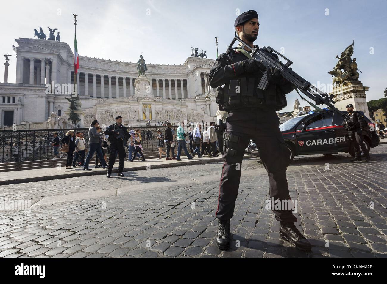 Roma, Italia. 24th marzo, 2017. La polizia paramilitare italiana (Carabinieri) si trova di fronte al Monumento del Milite Ignoto in Piazza Venezia un giorno prima di un vertice dell'Unione europea che commemorerà il 60th° anniversario del Trattato di Roma. I leader dell'UE si riuniscono a Roma per un vertice in occasione del 60th° anniversario dell'UE e per delineare il suo futuro dopo l'uscita della Gran Bretagna. Giuseppe Ciccia/Alamy Live News (Foto di Giuseppe Ciccia/NurPhoto) *** Please use Credit from Credit field *** Foto Stock