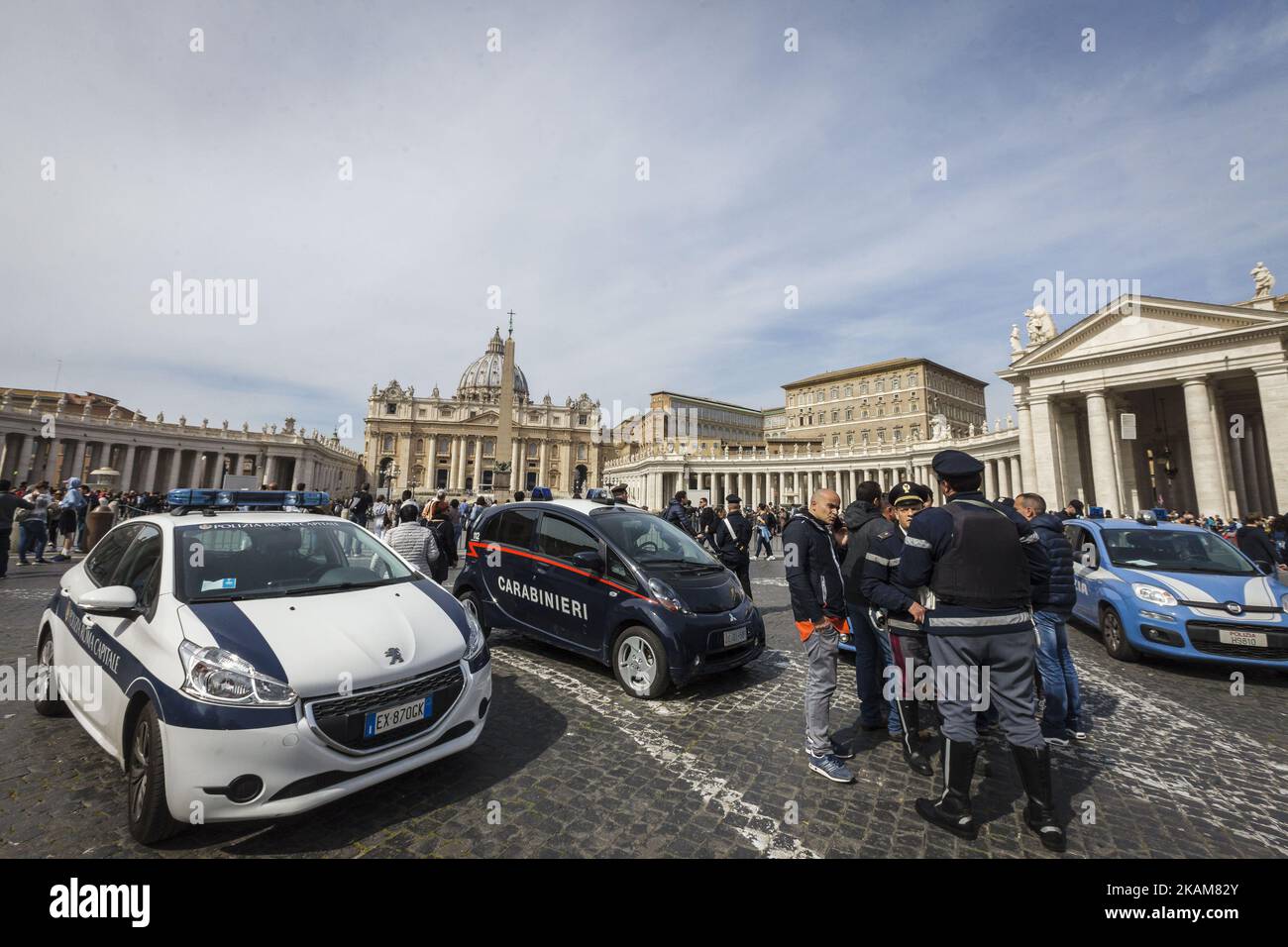 Roma, Italia. 24th marzo, 2017. La polizia paramilitare italiana (Carabinieri e polizia) si trova di fronte al Vaticano, in Piazza San Pietro, un giorno prima di un vertice dell'Unione europea che commemora il 60th° anniversario del Trattato di Roma. I leader dell'UE si riuniscono a Roma per un vertice in occasione del 60th° anniversario dell'UE e per delineare il suo futuro dopo l'uscita della Gran Bretagna. Giuseppe Ciccia/Alamy Live News (Foto di Giuseppe Ciccia/NurPhoto) *** Please use Credit from Credit field *** Foto Stock