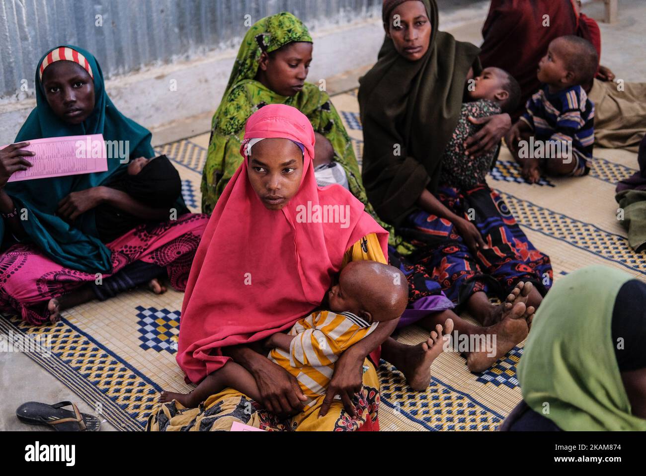 MOGADISCIO, SOMALIA - 25 MARZO 2017 - Centro alimentazione. Il centro è occupato da madri che accaparrano per ricevere la pasta di arachidi e bambini che vengono pesati e vagliati. La Somalia è nella morsa di una crisi alimentare senza precedenti e devastante. La siccità ha causato il fallimento delle colture e la morte del bestiame in Somalia, causando gravi carenze alimentari e idriche. I brutali conflitti in Sud Sudan, Yemen, Nigeria e Somalia hanno spinto milioni di persone dalle loro case e ne hanno lasciato altri milioni bisognosi di cibo di emergenza. In Somalia, dove i focolai di colera hanno ucciso centinaia di persone, l’incombente carestia minaccia 6,2 mulino Foto Stock