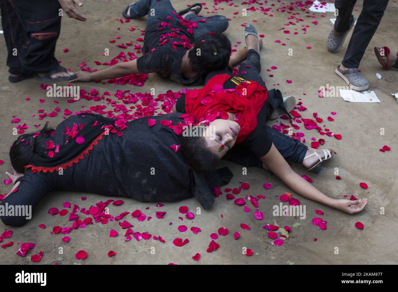 DHAKA, BANGLADESH - 25 MARZO : la Scuola di recitazione e disegno di Prachyanat terrà una processione Lal Jatra, per osservare la notte oscura del 25 marzo 1971 a Dhaka, Bangladesh, il 25 marzo 2017. In questa notte nera nella storia nazionale, i governanti militari pakistani lanciarono ''operazione Searchlight'' uccidendo circa mille persone solo in quella notte. Nell'ambito dell'operazione, i carri armati sono stati lanciati dal dacca cantonment e una città addormentata si è svegliata ai colpi di arma da fuoco mentre l'esercito pakistano ha attaccato le sale dell'Università di Dhaka, l'allora East Pakistan Fucili (ora guardia di frontiera Bangladesh) Foto Stock