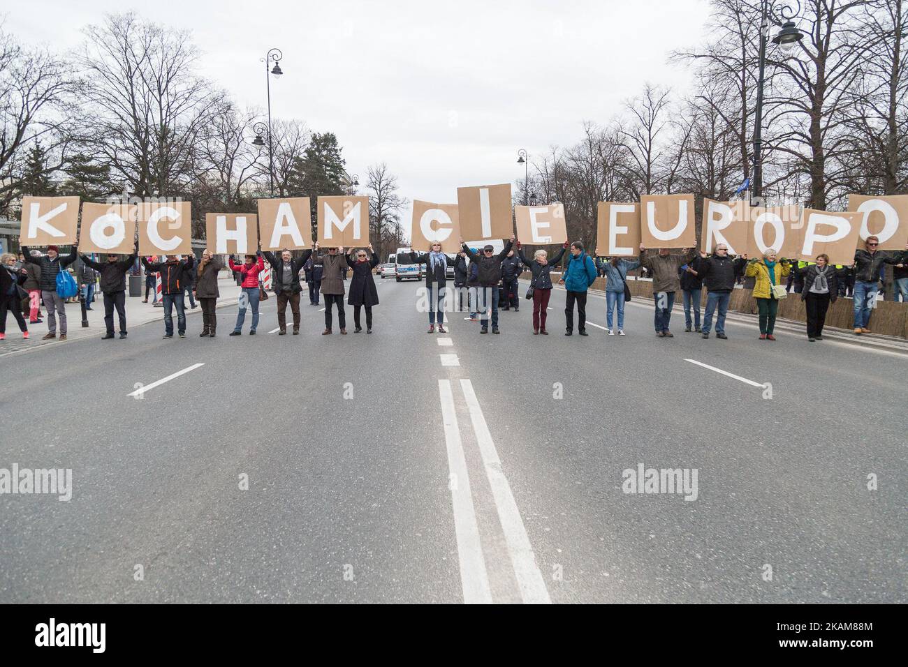 Firma 'i Love You Europe' sulla strada di Varsavia durante una manifestazione in occasione del 60th° anniversario del trattato di Roma a Varsavia, Polonia, il 25 marzo 2017 (Foto di Mateusz Wlodarczyk/NurPhoto) *** Please use Credit from Credit Field *** Foto Stock