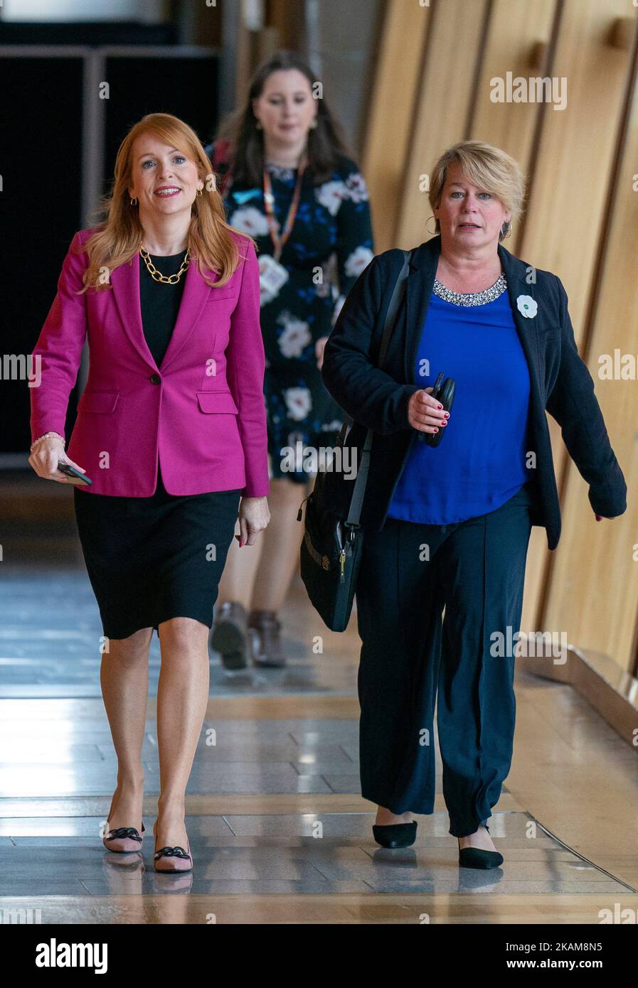 L'ex Ministro per la sicurezza comunitaria Ash Regan (a sinistra) e Michelle Thomson MSP, arrivano prima delle prime Domande del Ministro (FMQ) nella camera di discussione del Parlamento scozzese a Edimburgo. Data immagine: Giovedì 3 novembre 2022. Foto Stock