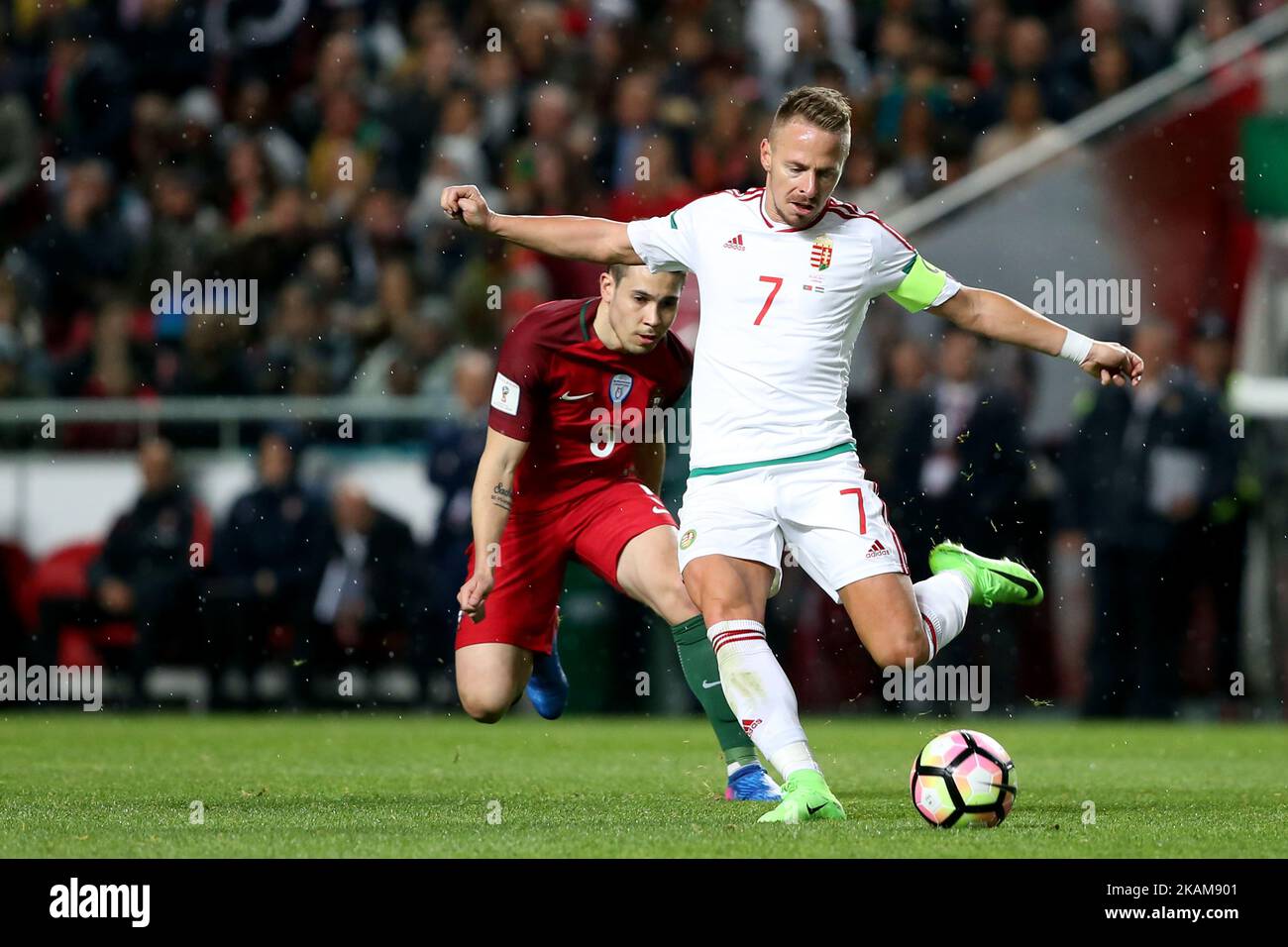 L'ungherese Balazs Dzsudzsak (R ) vies con il difensore del Portogallo Raphael Guerreiro durante la partita di qualificazione della Coppa del mondo FIFA Russia 2018 Portogallo vs Ungheria allo stadio Luz di Lisbona, Portogallo, il 25 marzo 2017. ( Foto di Pedro FiÃºza/NurPhoto) *** Please use Credit from Credit Field *** Foto Stock