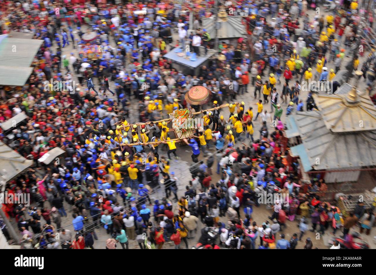 I devoti che trasportano il carro della divinità durante la celebrazione del festival Pahchare Chariot ad Ason, Kathmandu, Nepal martedì 28 marzo 2017. Pahachare è il festival di tre giorni della comunità di Newar. Pahchare significa invitare gli ospiti nella lingua di Newari. In occasione, si dice che otto divinità in diversi Shaktipiti (centri di potere) tra cui Kankeshwori, Bhadrakali e Mahankal siano attivate attraverso riti tantrik. Una festa inizia ad Ason, dove i Carioti vengono mossi l'uno contro l'altro accanto al tempio di Annapurna. È considerato un simbolo di incontro con le sorelle. (Foto di Narayan Maharjan/NurPhoto) Foto Stock