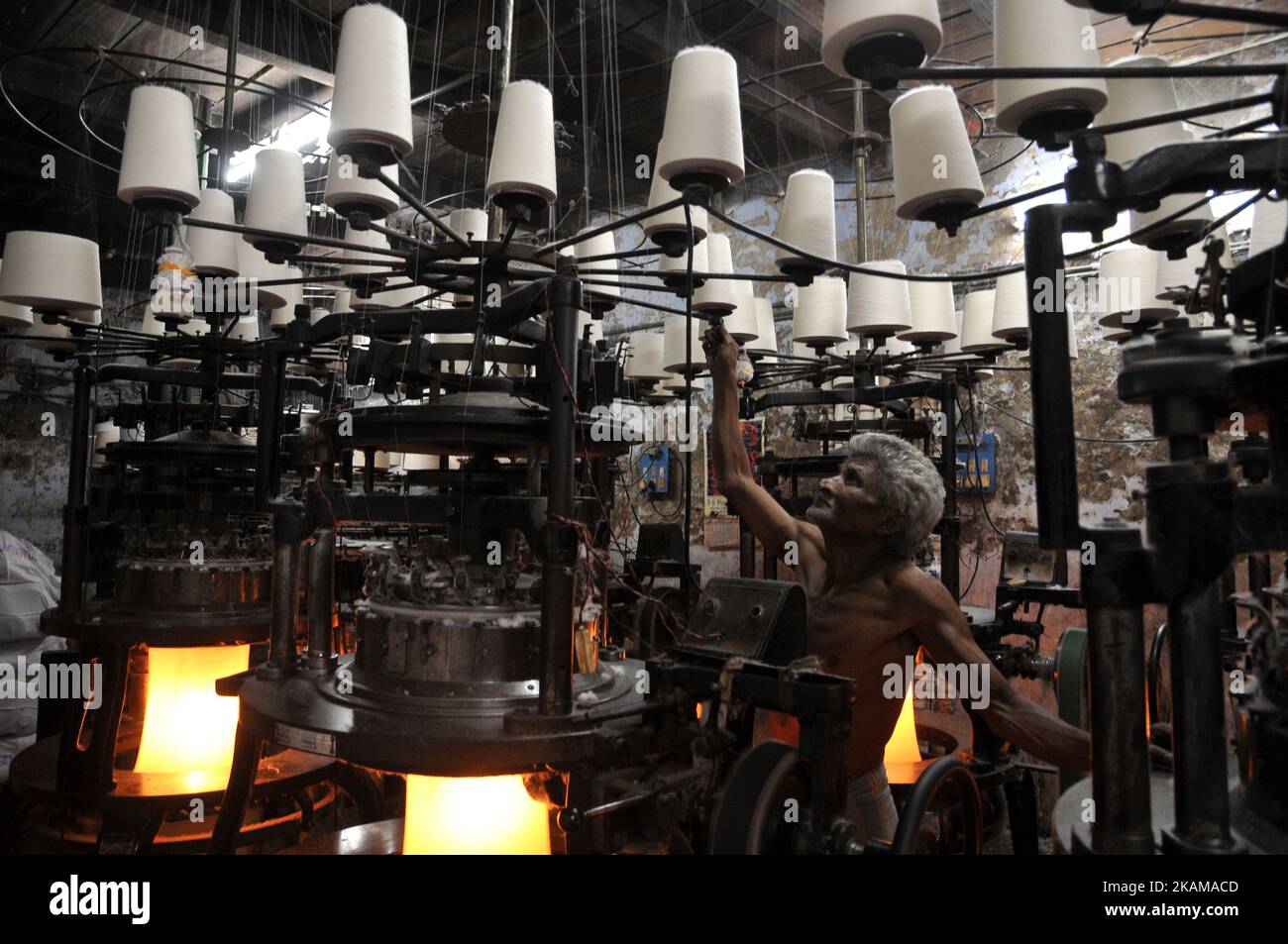 Un dipendente indiano lavora in una fabbrica di biancheria intima a Kolkata, India, il 29 marzo 2017. (Foto di Debajyoti Chakraborty/NurPhoto) *** Please use Credit from Credit Field *** Foto Stock