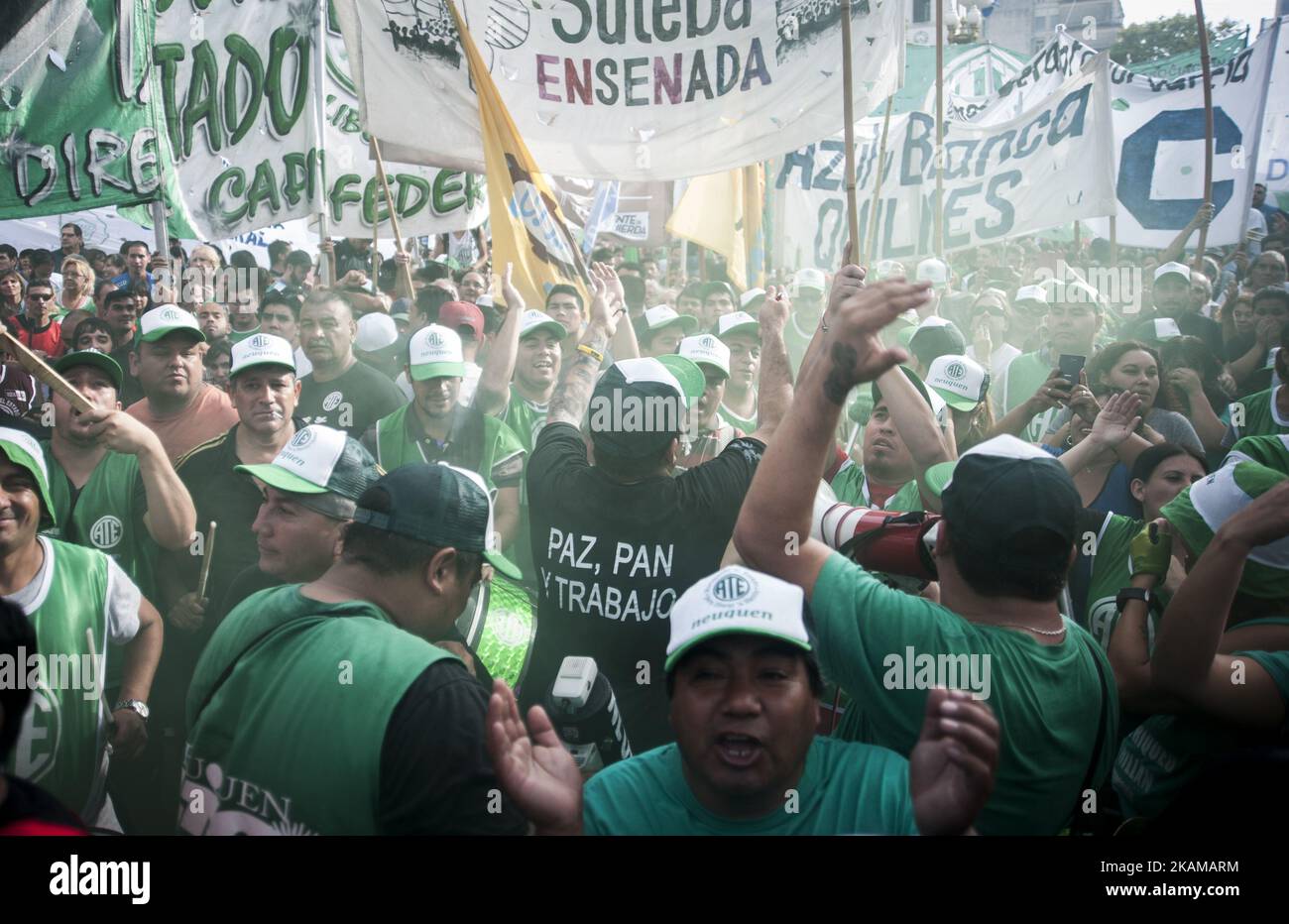 I manifestanti si riuniscono a Plaza de Mayo durante una manifestazione a Buenos Aires, Argentina, giovedì 30 marzo 2017. (Foto di Gabriel Sotelo/NurPhoto) *** Please use Credit from Credit Field *** Foto Stock