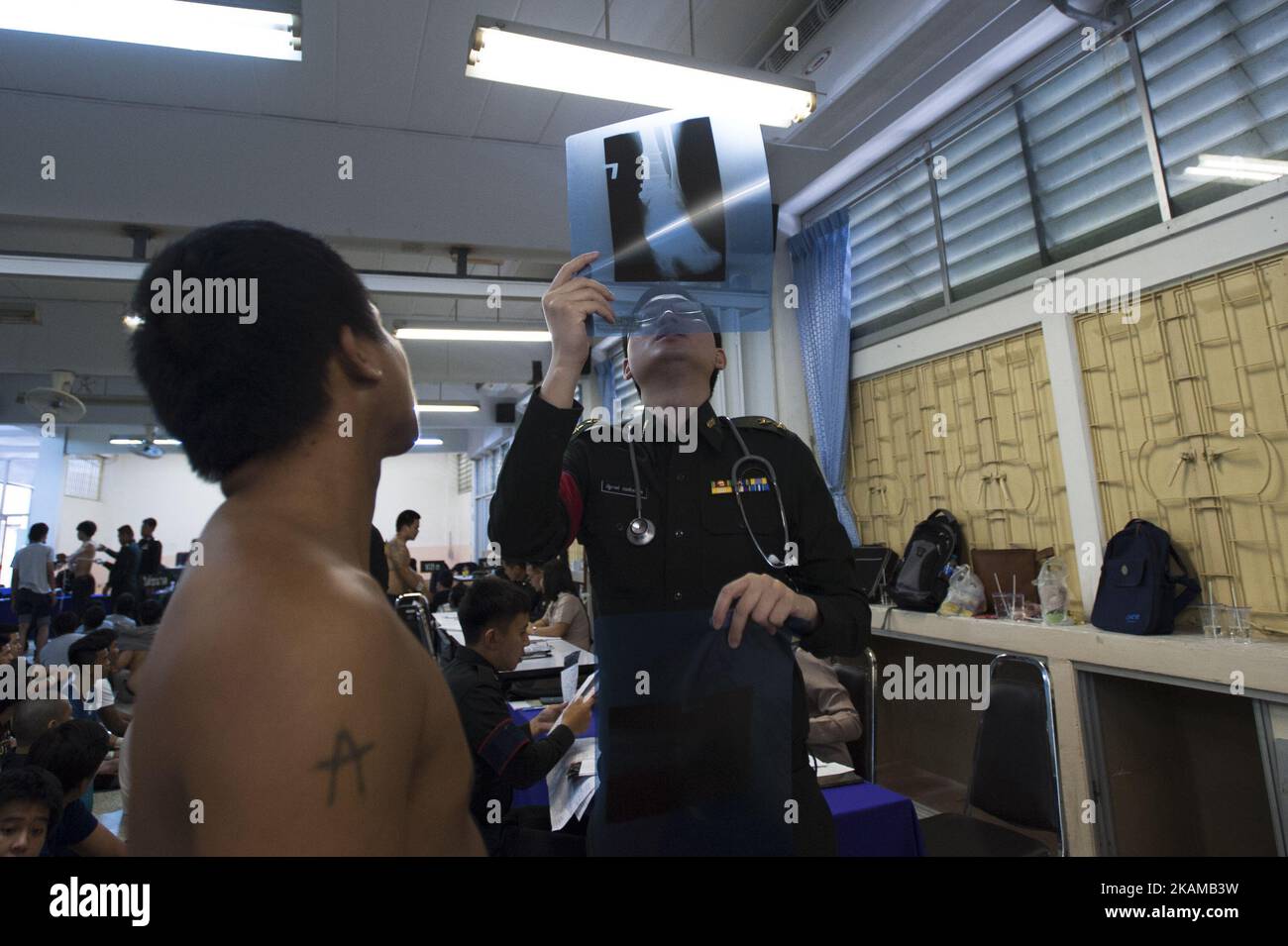 Il personale dell'esercito thailandese esamina l'immagine radiografica dell'uomo thailandese durante una coscrizione militare a Bangkok, Thailandia, il 1 aprile 2017. (Foto di Anusak Laowilas/NurPhoto) *** Please use Credit from Credit Field *** Foto Stock