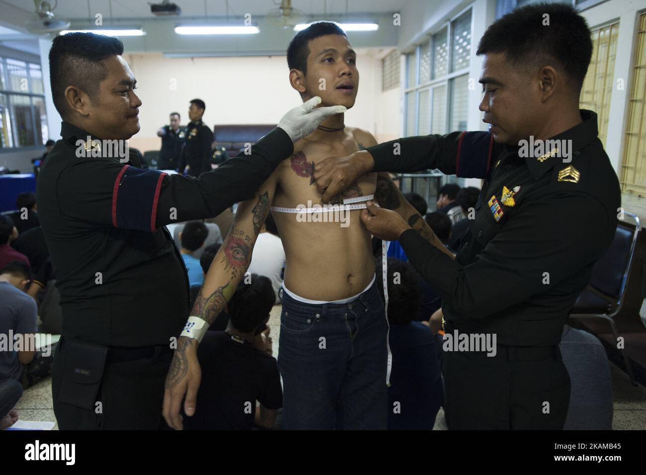 Il personale dell'esercito tailandese effettua un check-up fisico a un uomo tailandese durante una coscrizione militare a Bangkok, Thailandia, il 1 aprile 2017. (Foto di Anusak Laowilas/NurPhoto) *** Please use Credit from Credit Field *** Foto Stock